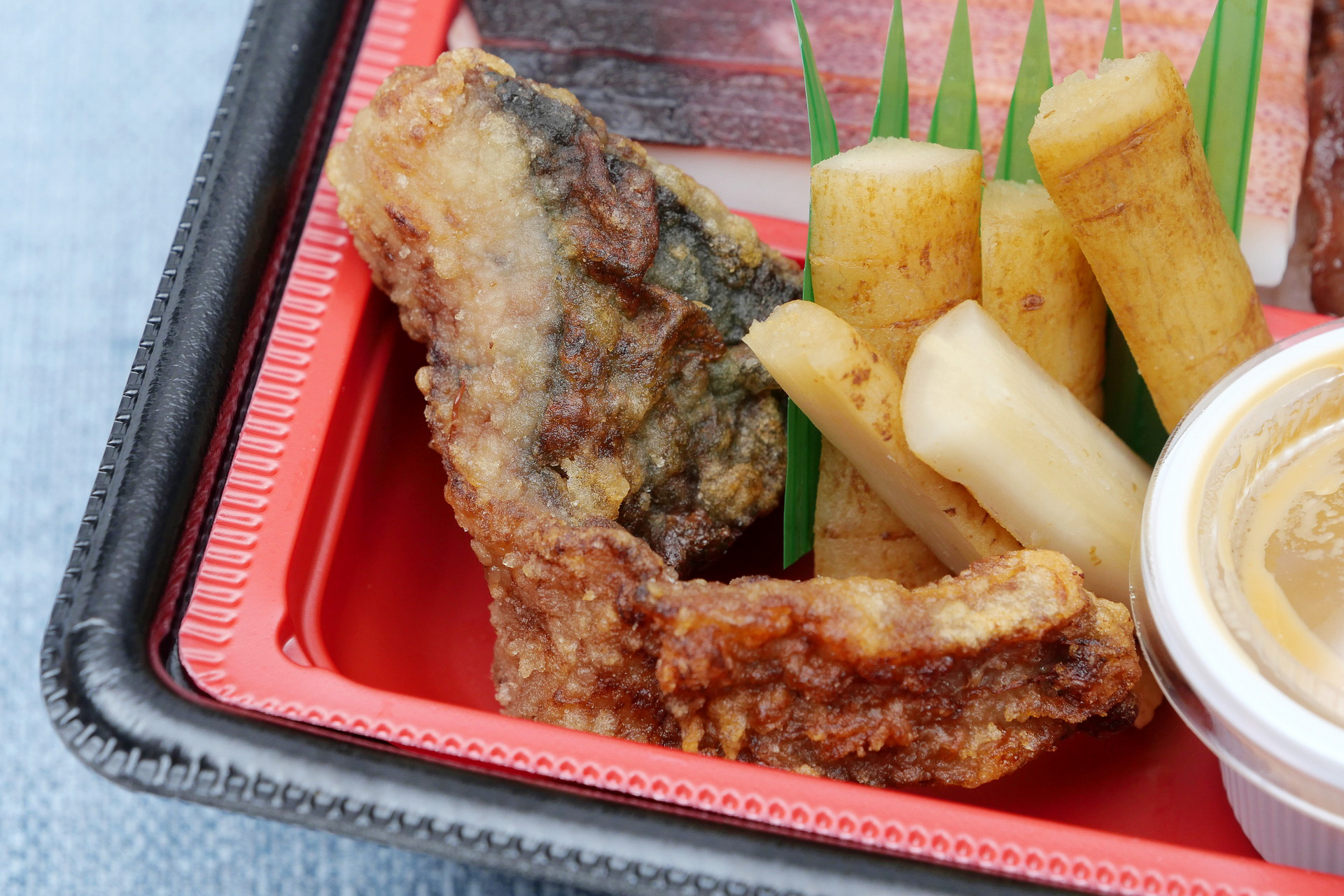 鯖の竜田揚げは、濃い目の醤油味で香ばしさも加わって、また違った美味しさです