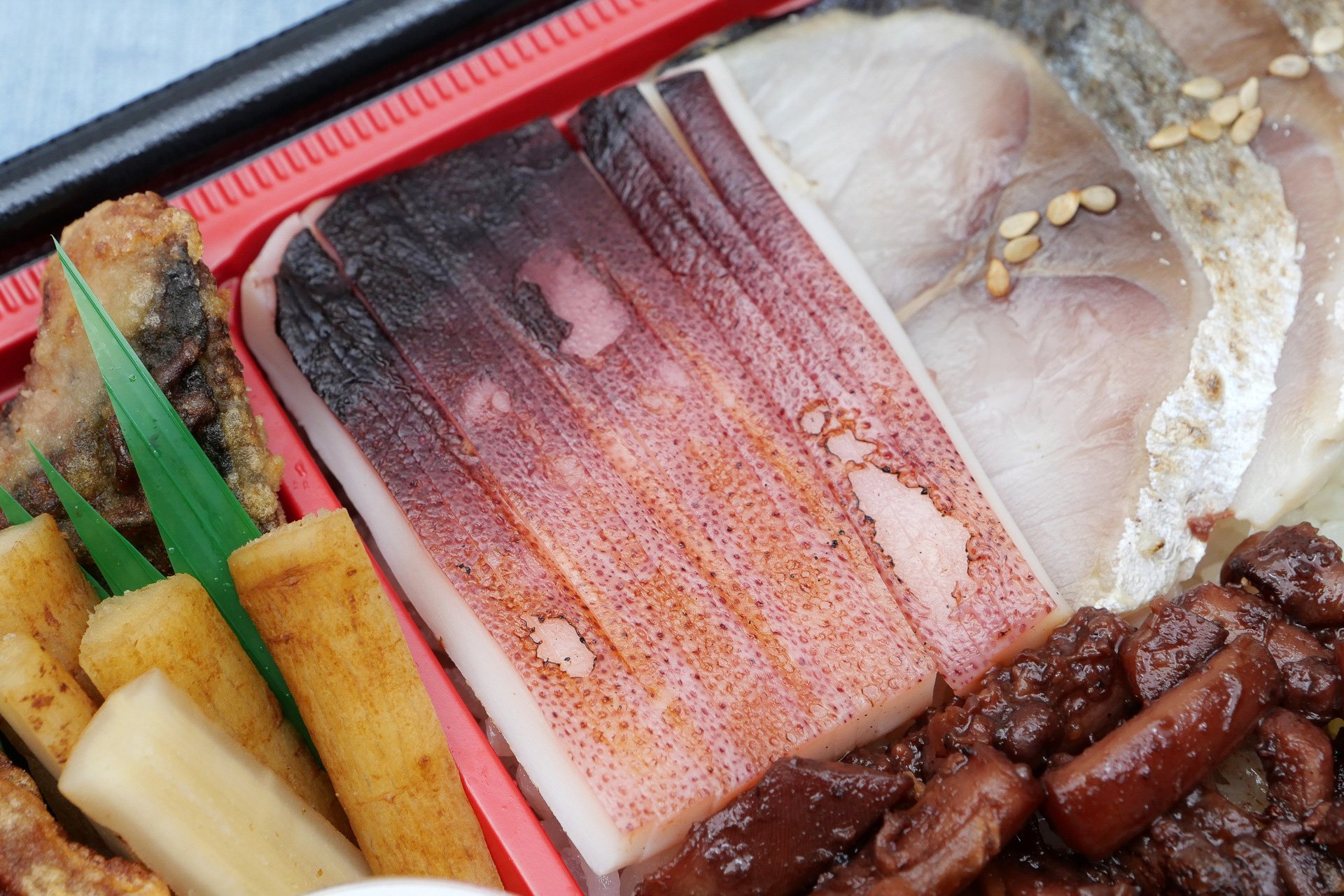 イカの身は一夜干し風に加工されていて、旨味が凝縮。噛むごとに旨味が広がります