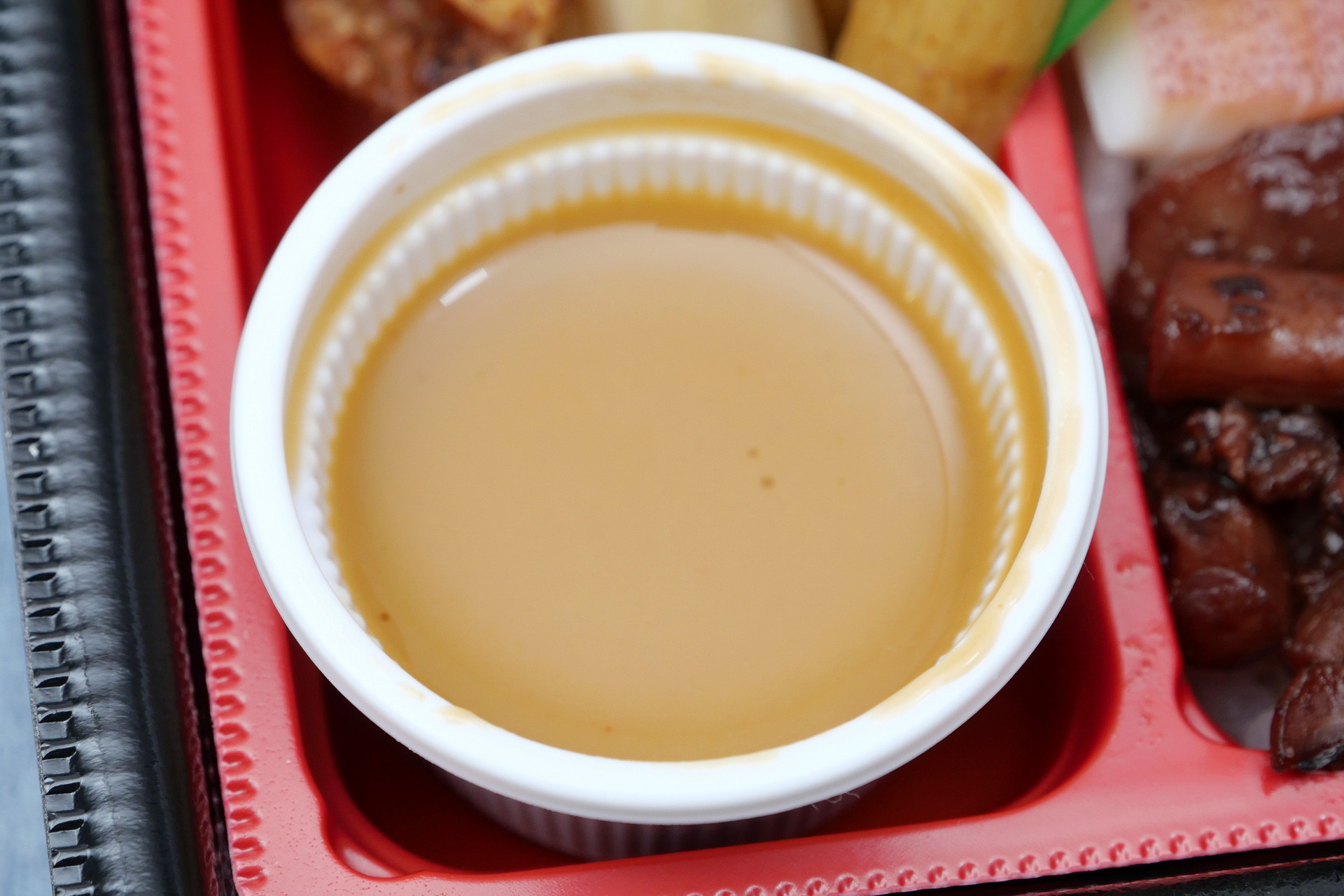 別添えのイカのフのタレをかけると、鯖やイカの風味を損なうことなくより強い旨味とコクが加わって、絶品の美味しさが完成します