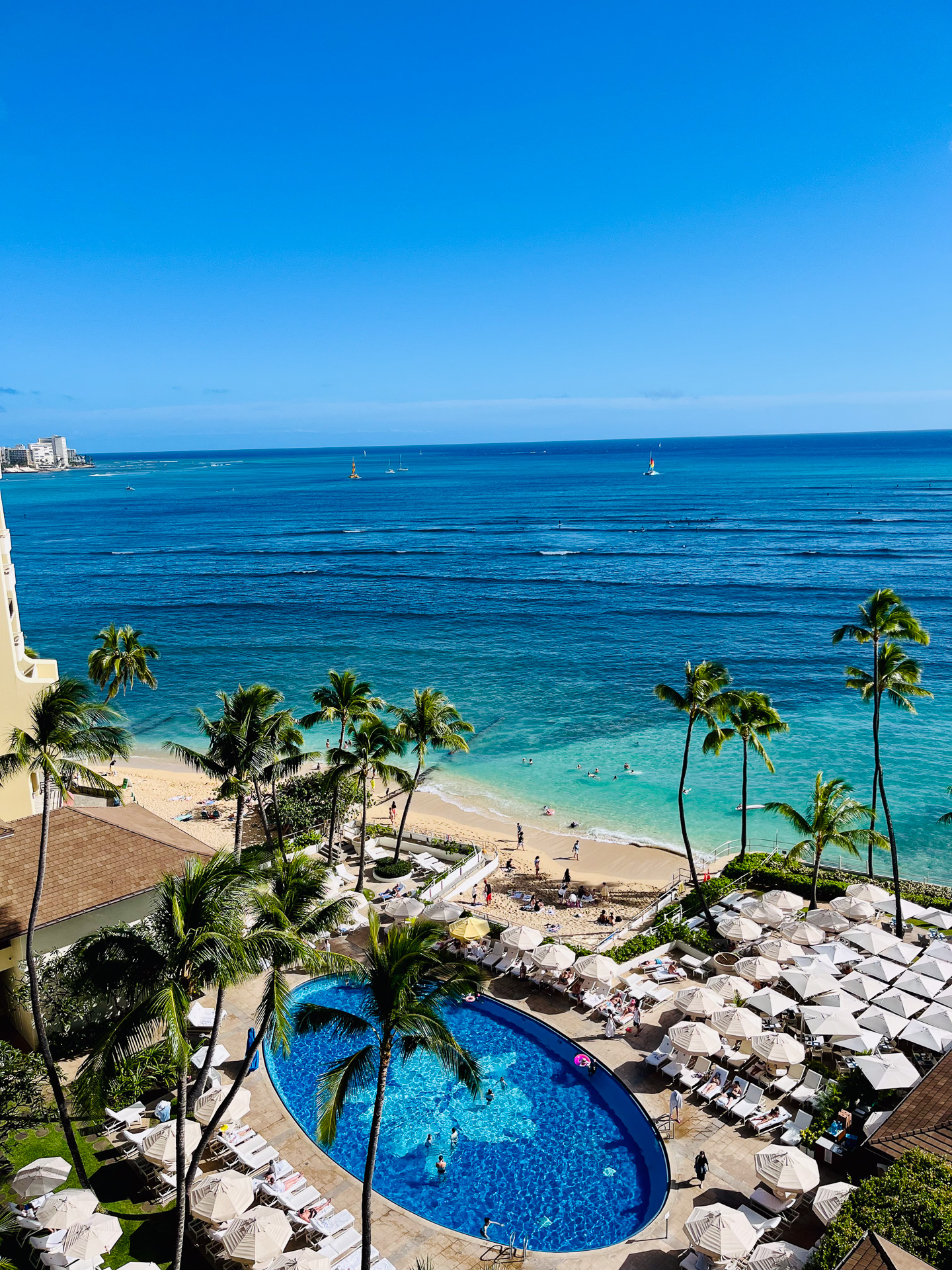 古くから癒しの水が湧くと伝わるカヴェヘヴェヘが目の前にあるハレクラニは創業109年の歴史あるホテル