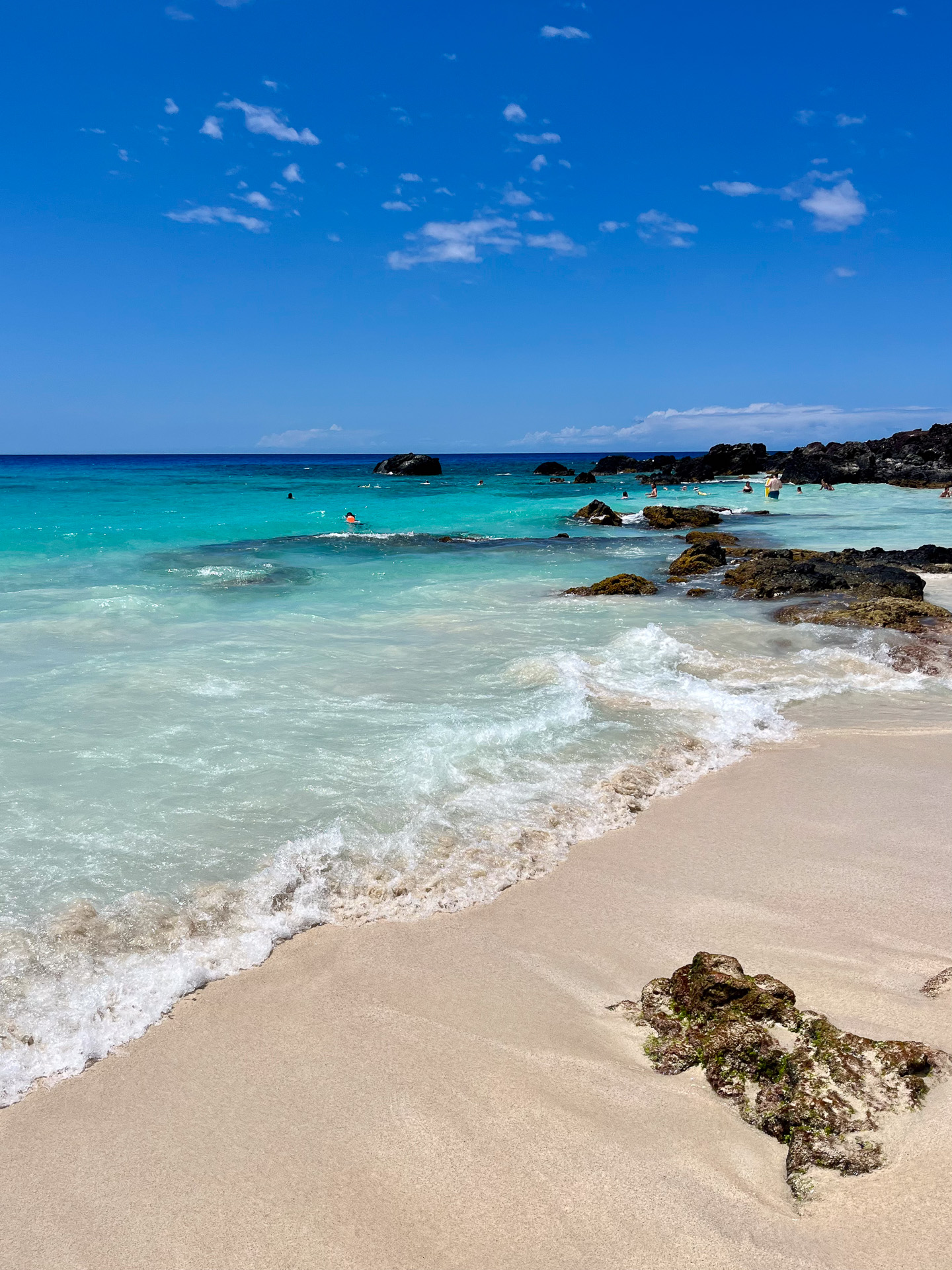 クアベイ・ビーチ。岩場があり魚がいるのでスノーケリングも楽しめる