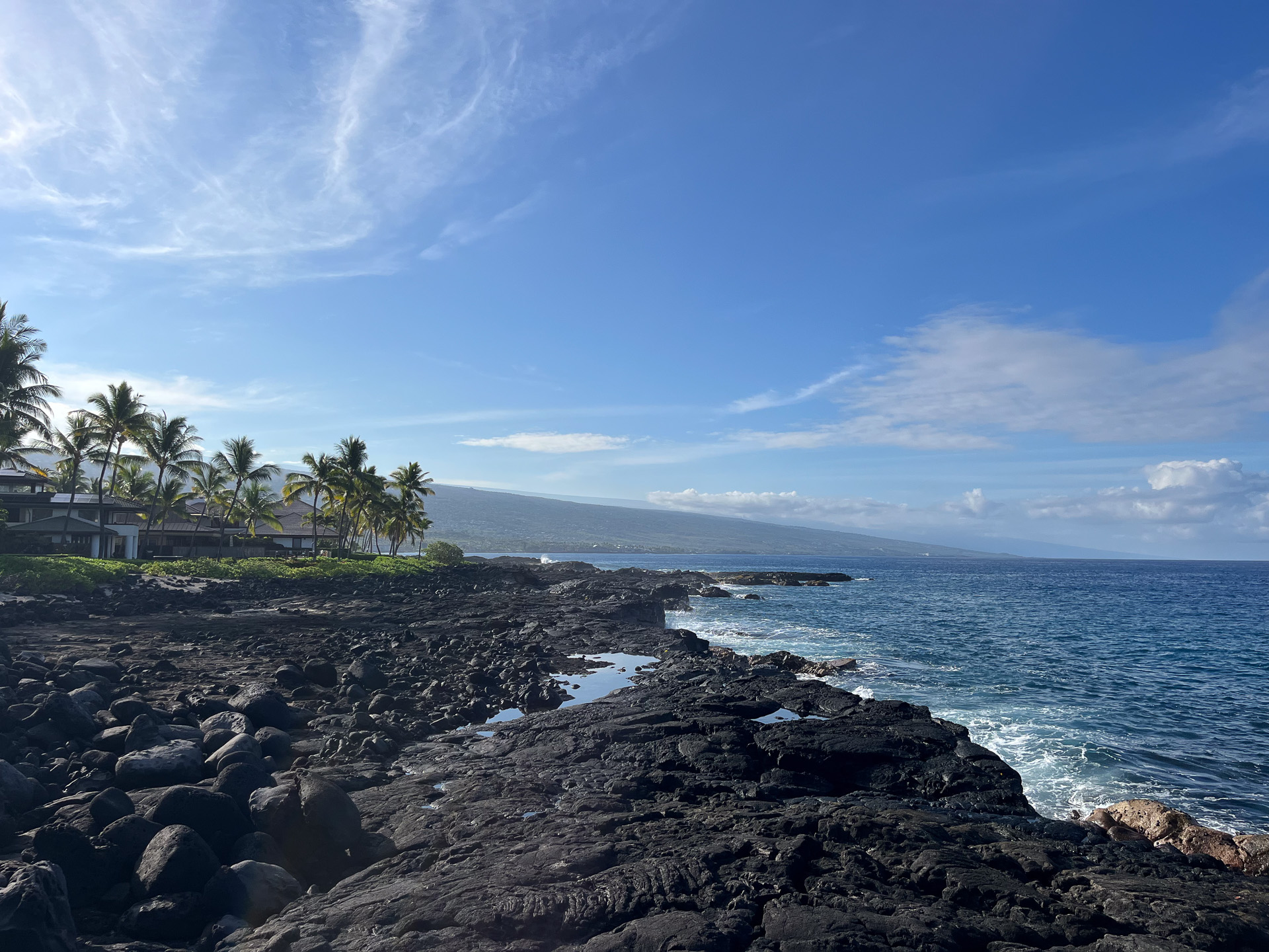 溶岩とマウナロアの裾野が見せるハワイ島独特の風景