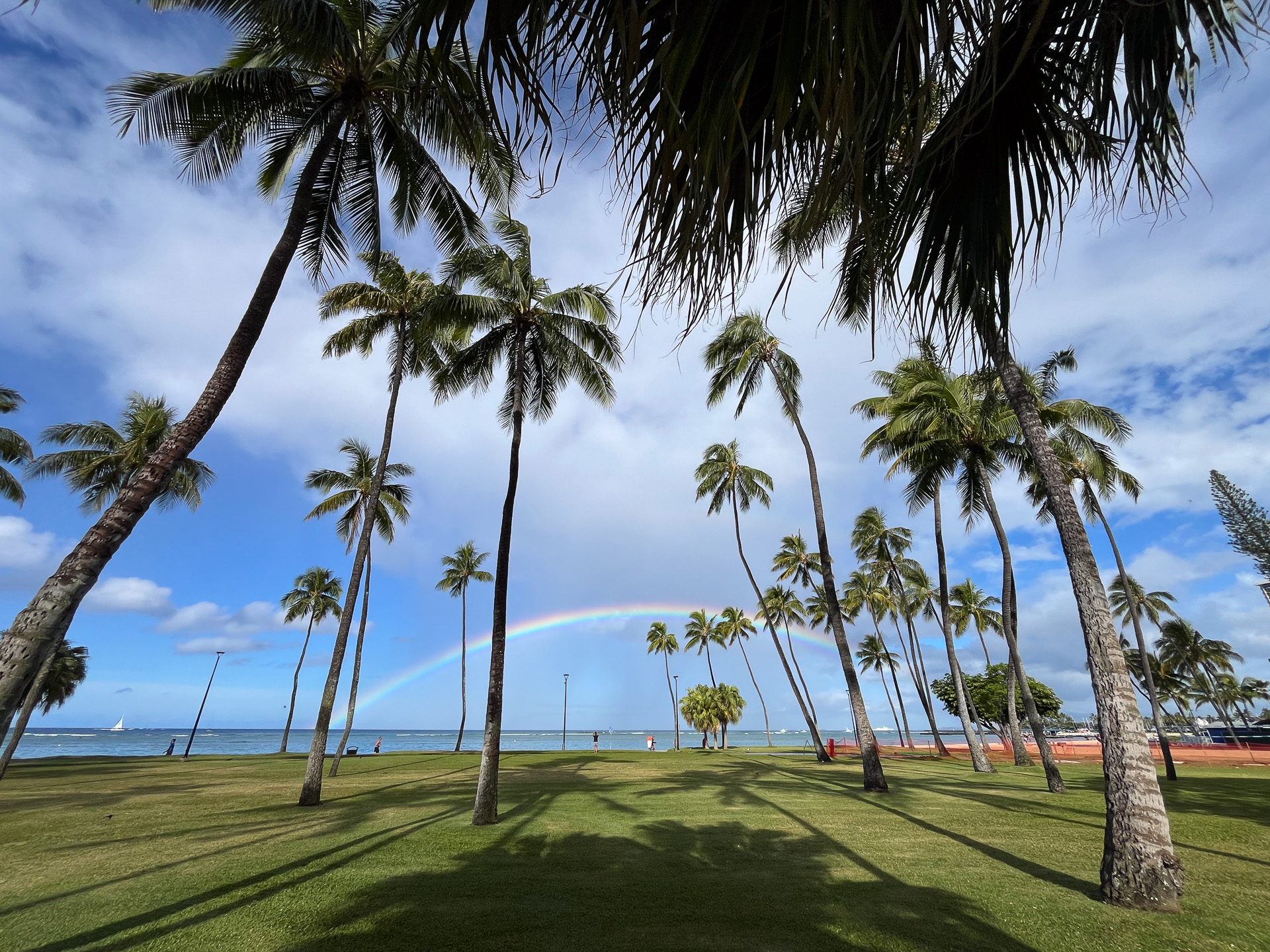 ワイキキの海にかかるダブルレインボー