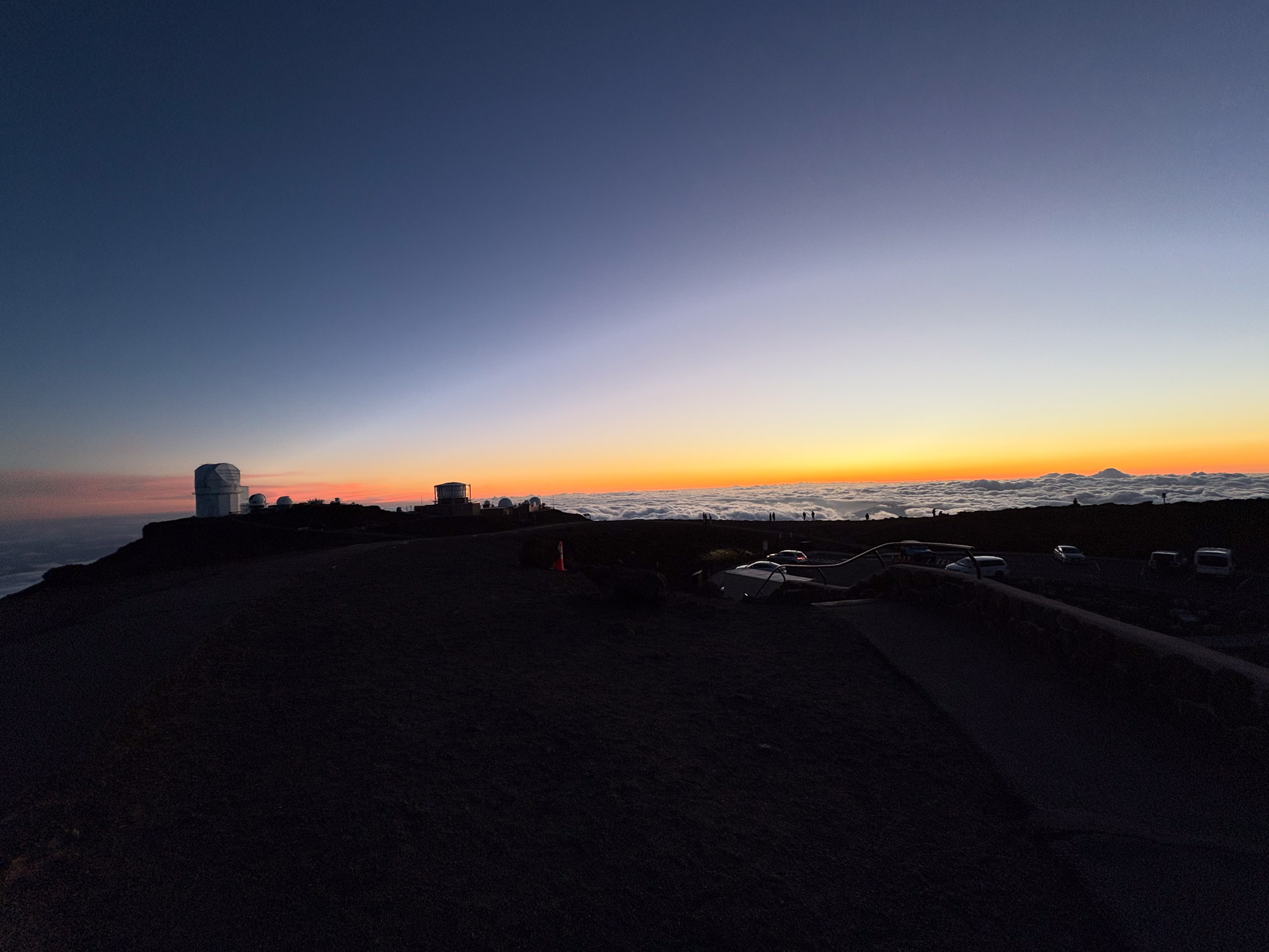 太陽が沈んだあとの色の変化も見逃さないように！