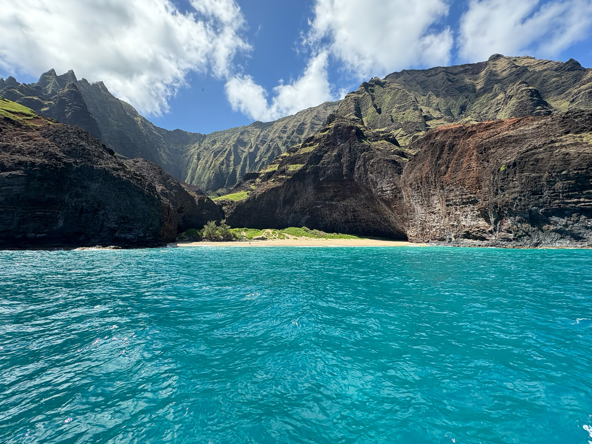 豊富な雨と風、波の侵食により作り出された自然の造形美
