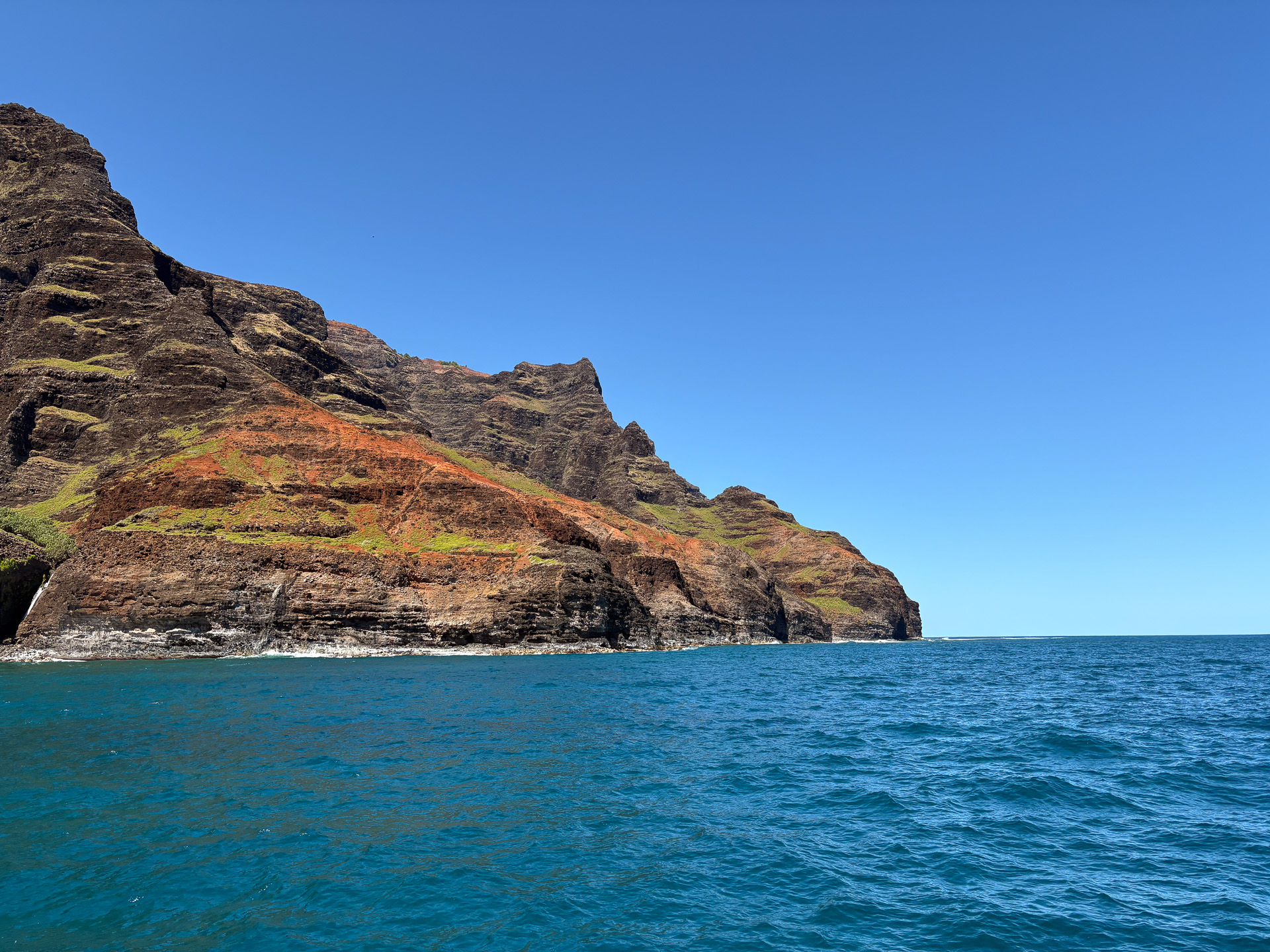 「ナ・パリ」はハワイ語で絶壁。全長27kmの海岸線