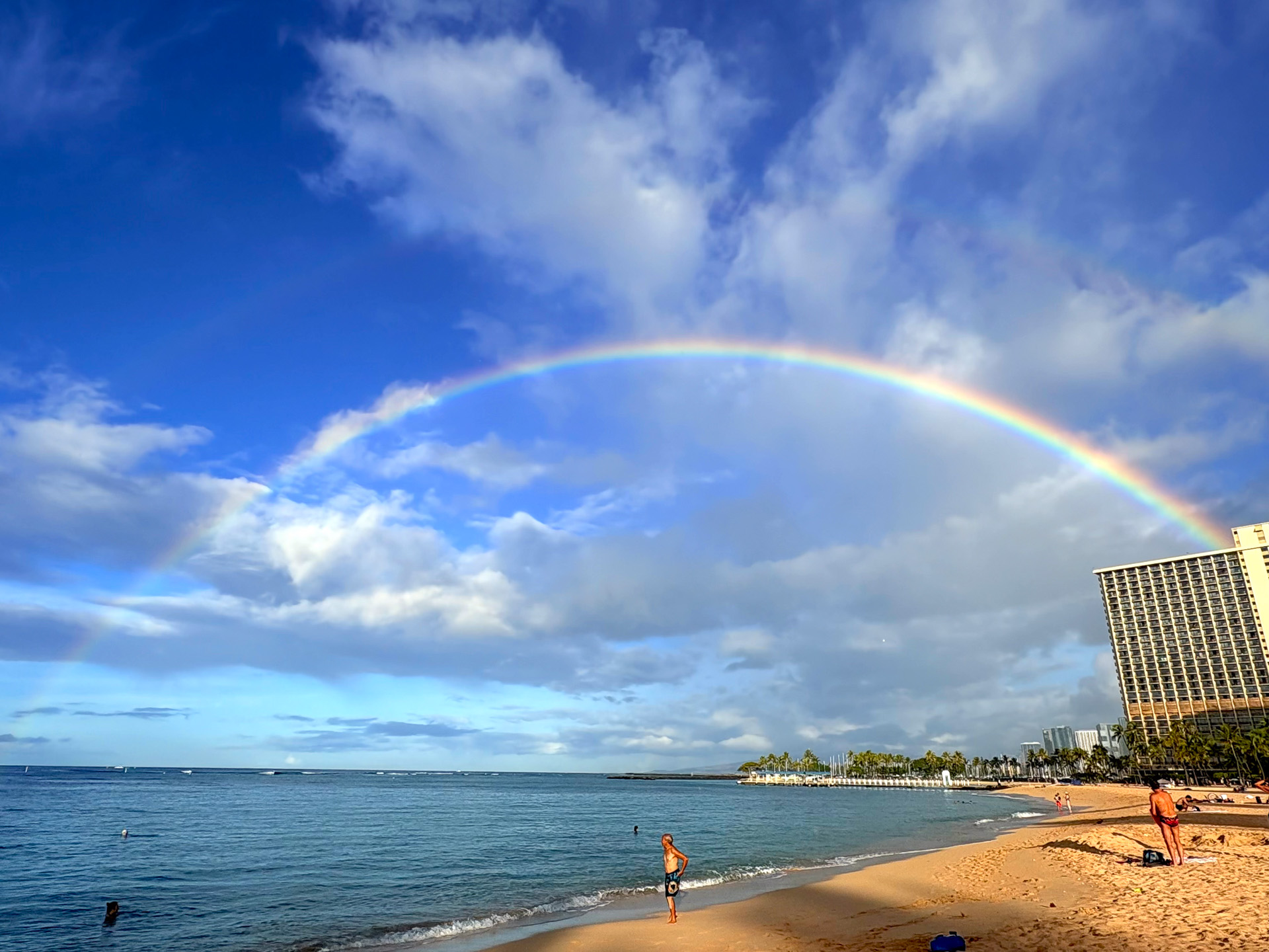 ヒルトンハワイアンビレッジ前にかかる虹