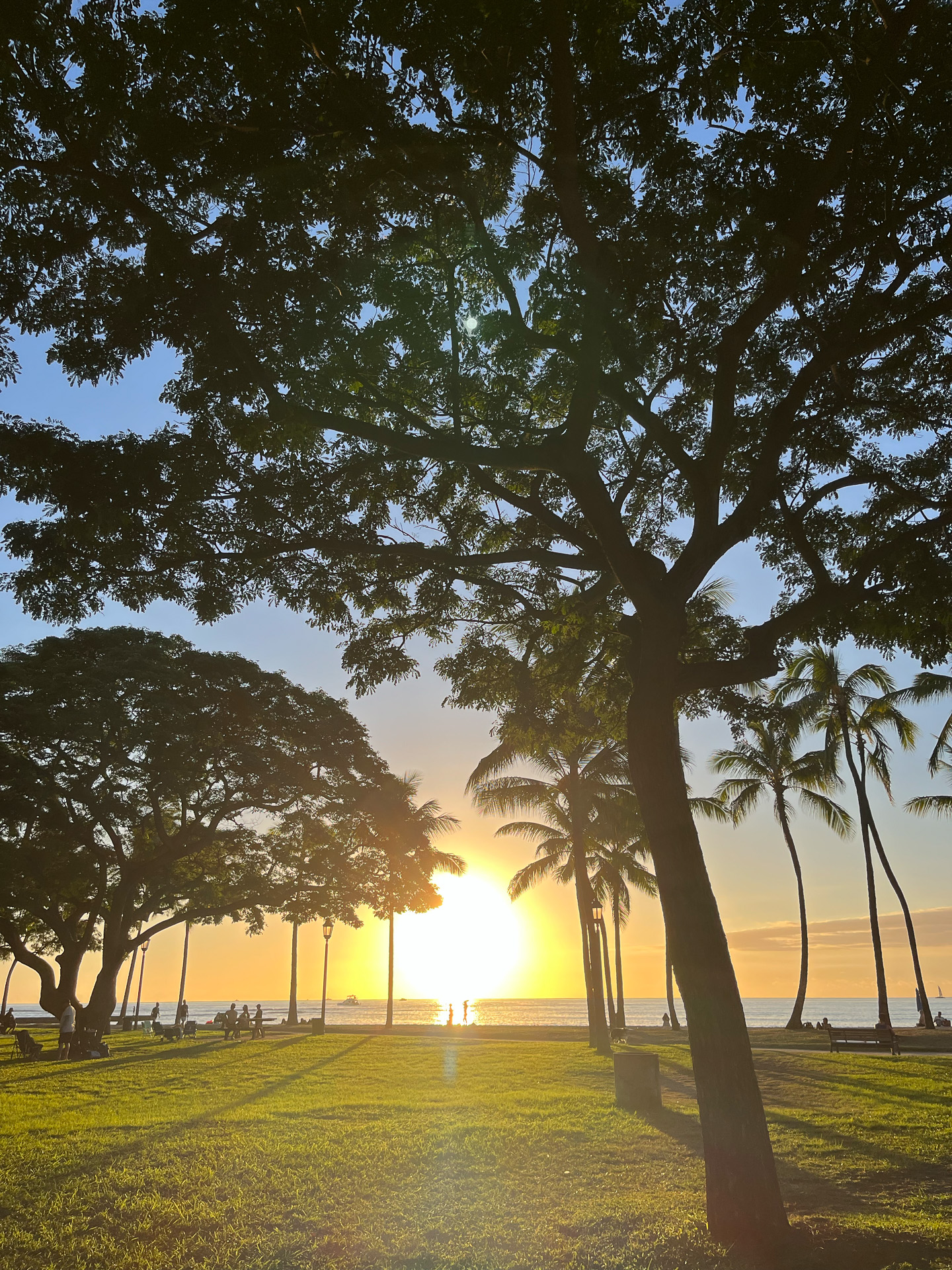 ワイキキビーチに沈む太陽