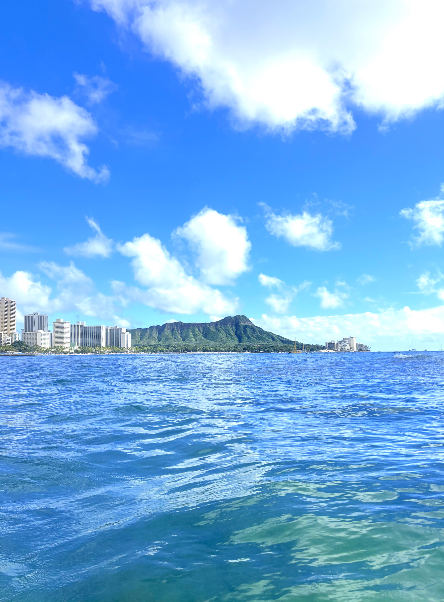 海のなかから見るダイヤモンドヘッド。グリーンベルベット色をまとうのは緑が育つ雨季だけ