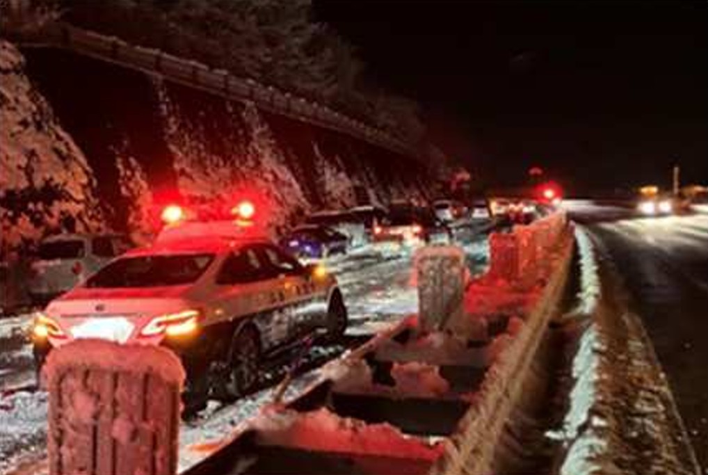 1月2日に広島岩国道路で発生したスタック。1台の立ち往生が大規模な滞留につながってしまう