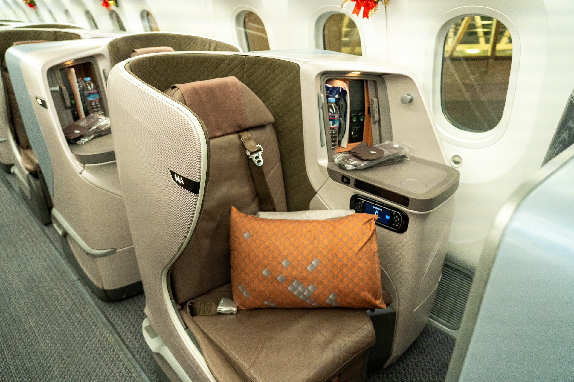 全席通路へのダイレクトアクセスが可能な1-2-1のレイアウト