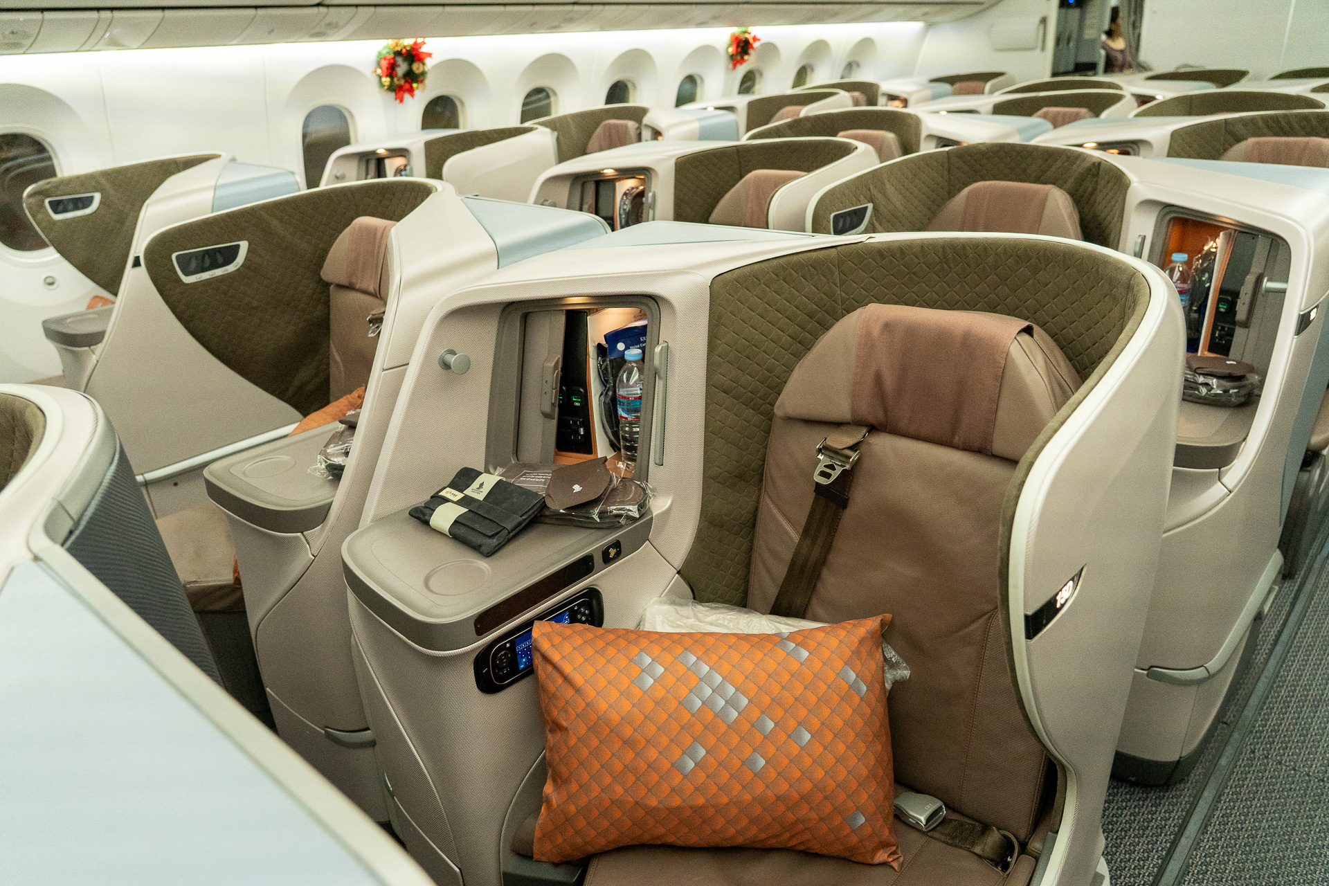 約193cmのフルフラッドベッドになるビジネスクラスシート