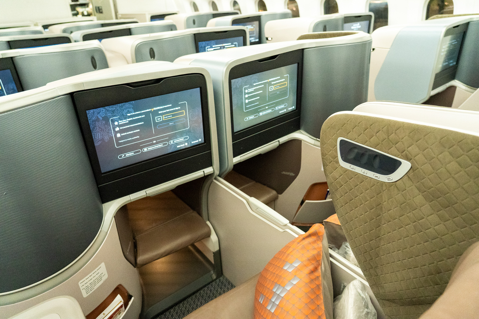 18インチのタッチスクリーンを備えます