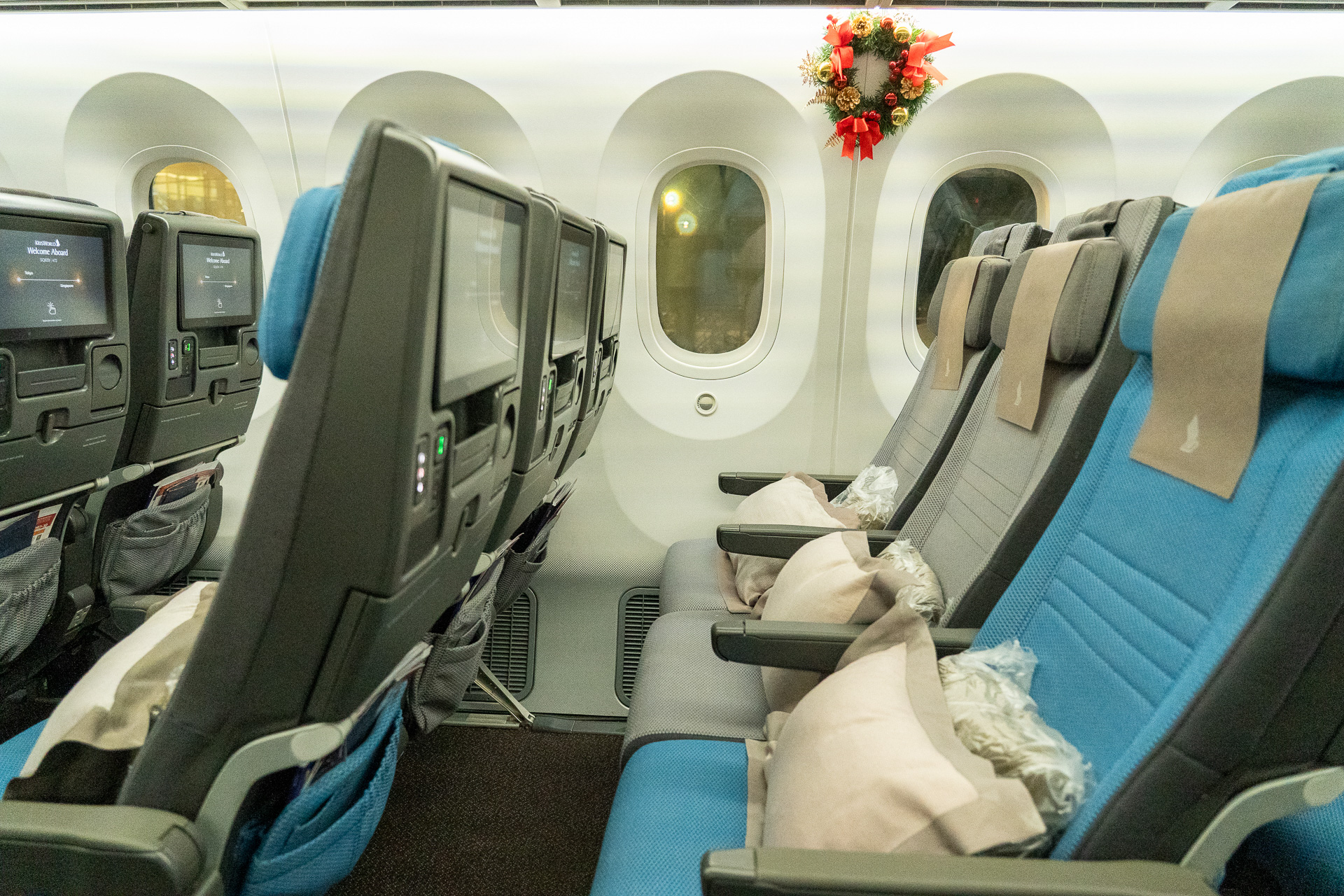 クリスマスシーズンだったので機内には素敵なリースの装飾が