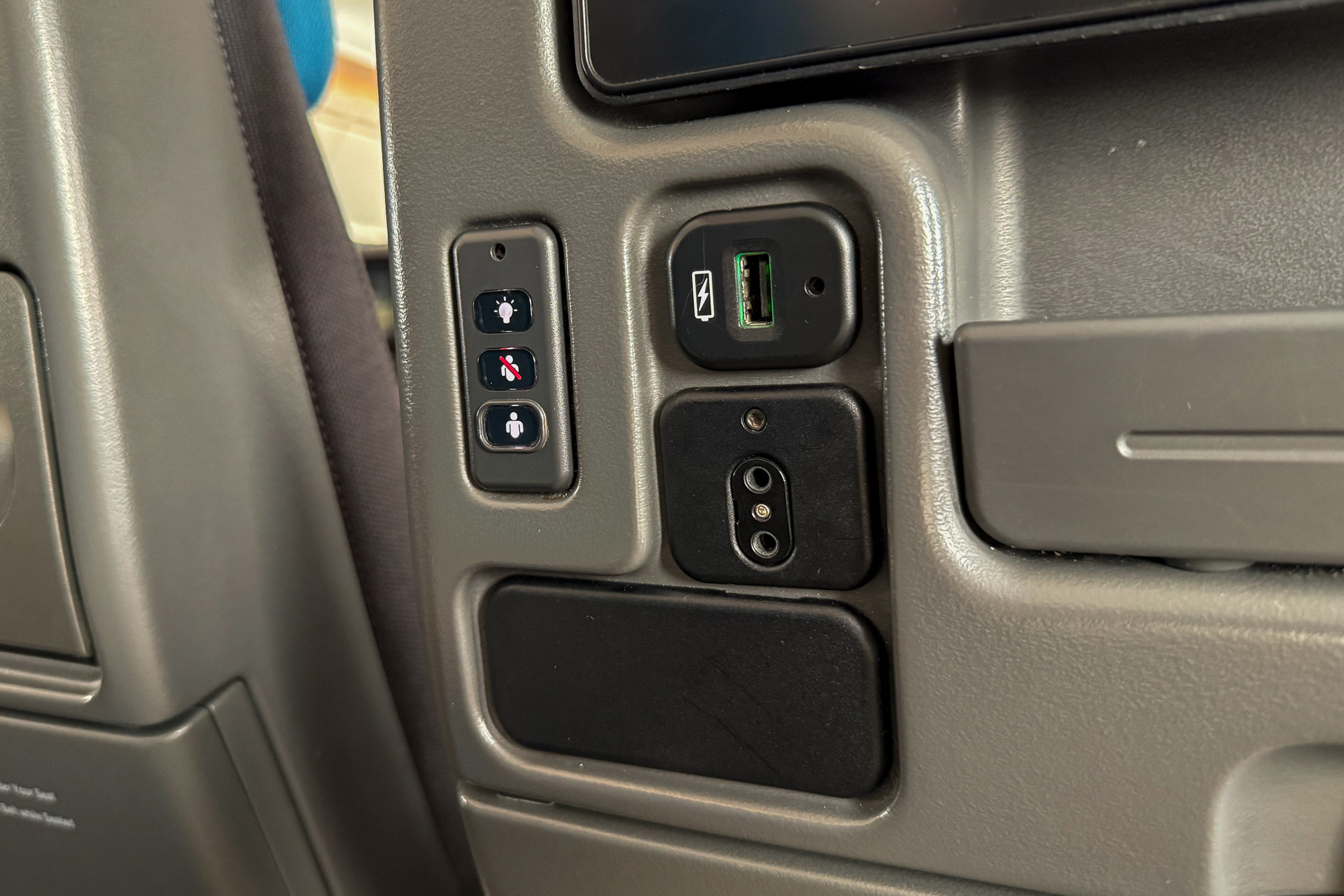 USB充電ポート、読書灯などの各種ボタン。下にはユニバーサルAC電源も