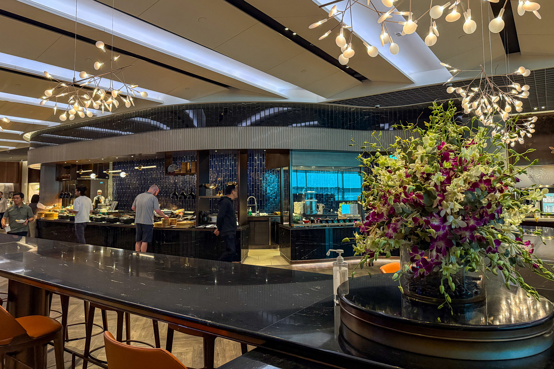 フライトまで時間はたっぷり。ノートPCを広げれば仕事もはかどります