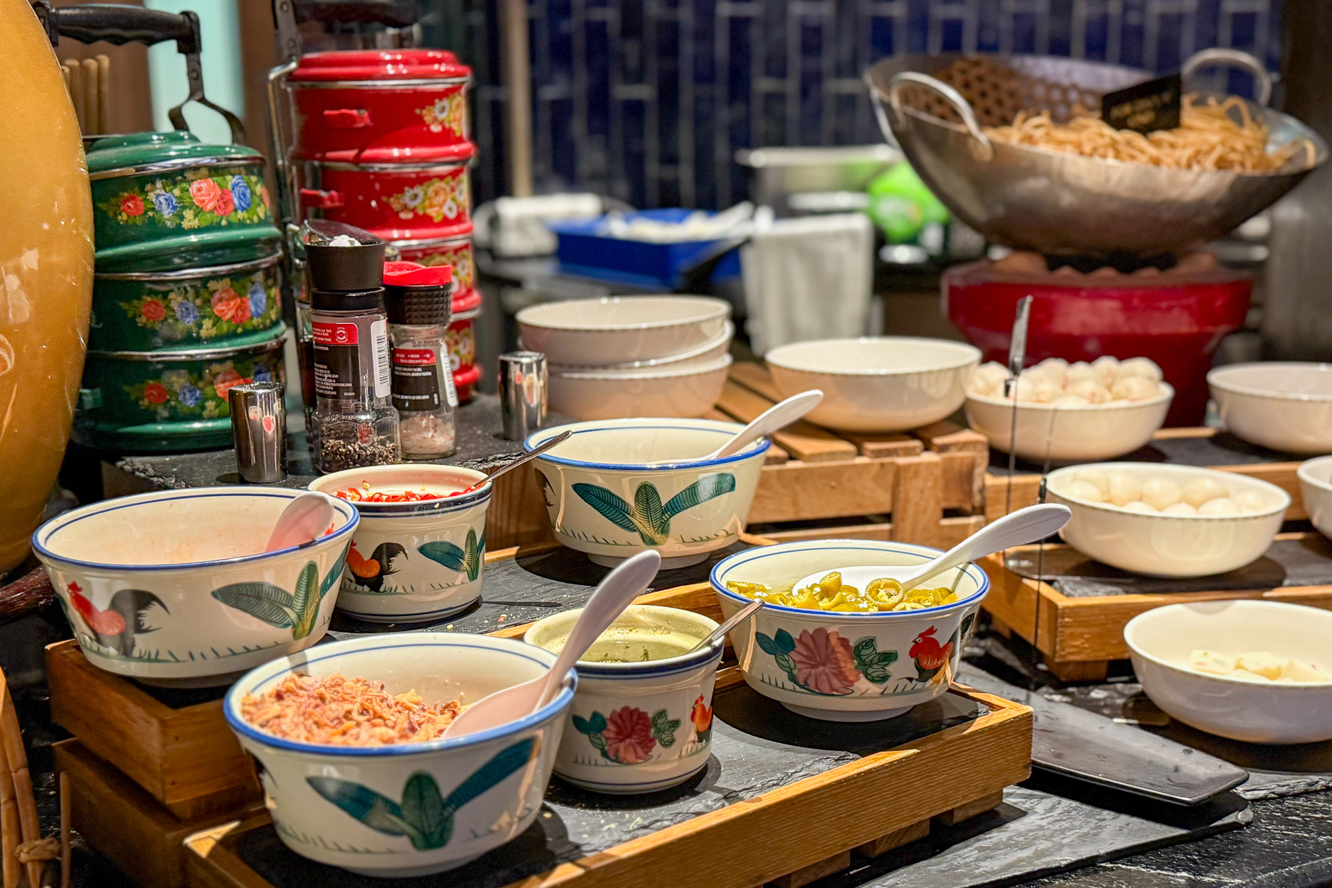 飲茶や麺など温かい食事も種類豊富