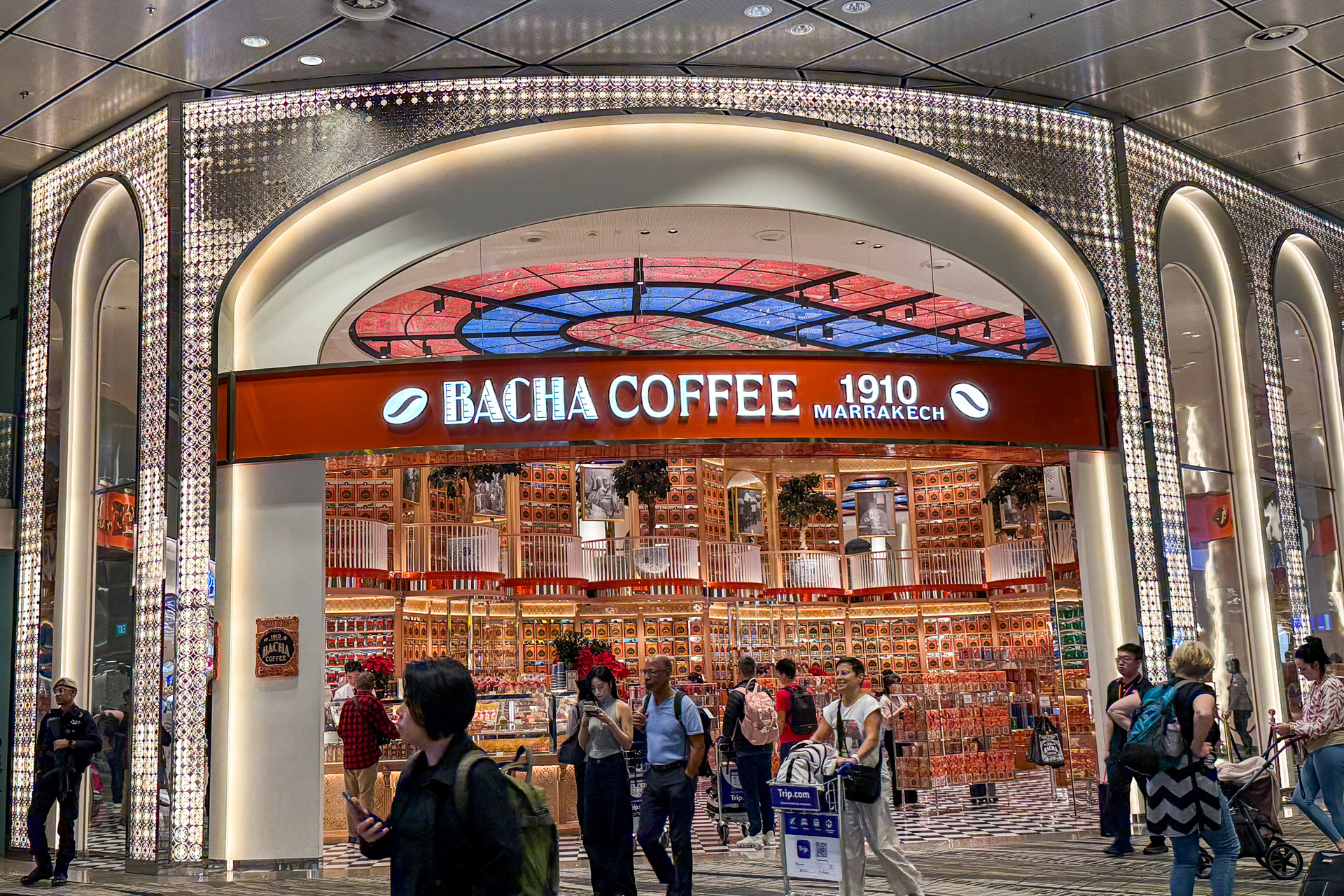 ラウンジのすぐ近くには最近銀座にオープンして話題のバシャコーヒー