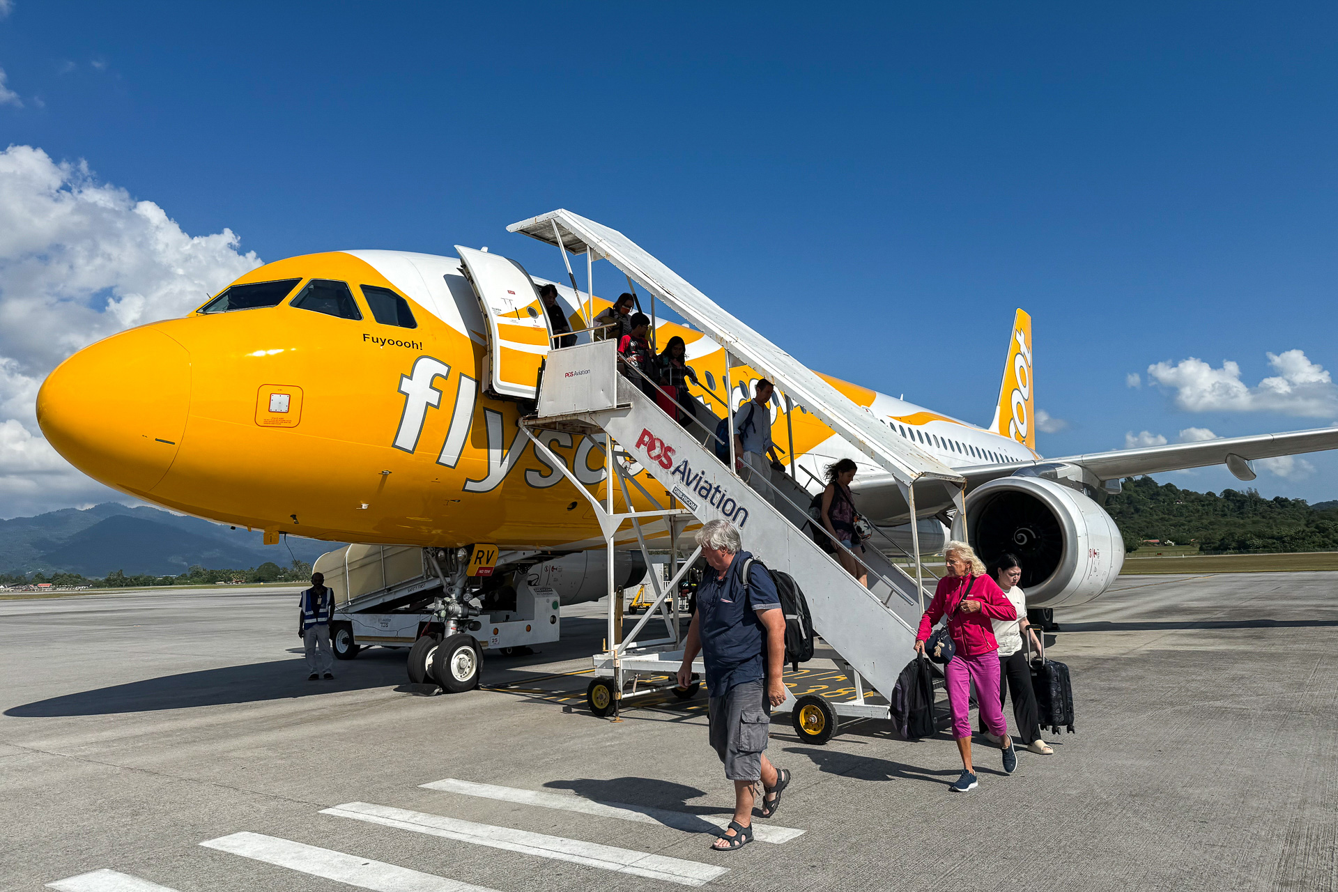 ランカウイ国際空港に到着。タラップを降りて歩いて空港内に入るのどかな光景