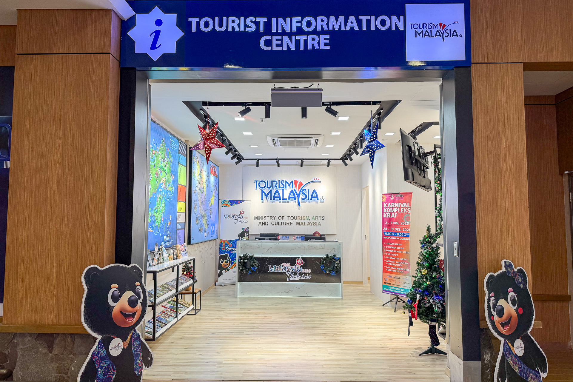 ランカウイ国際空港内にはマレーシア観光局のインフォメーションセンターも。フレンドリーなスタッフばかりなのでぜひ立ち寄って旅の情報をGetして