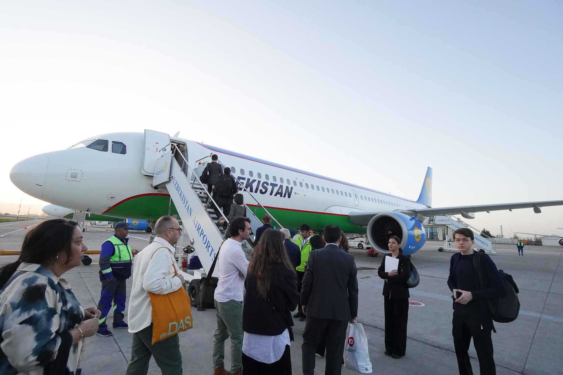 早朝タシケントからヒヴァへ向かう。ウズベキスタン航空の国内便。機体はエアバス A321neo