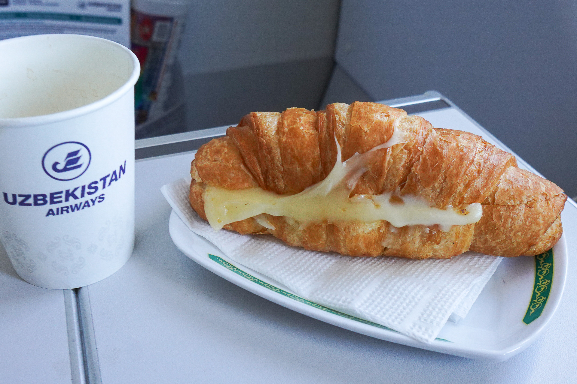 機内で軽食が提供された。クロワッサンのチーズサンドとコーヒー