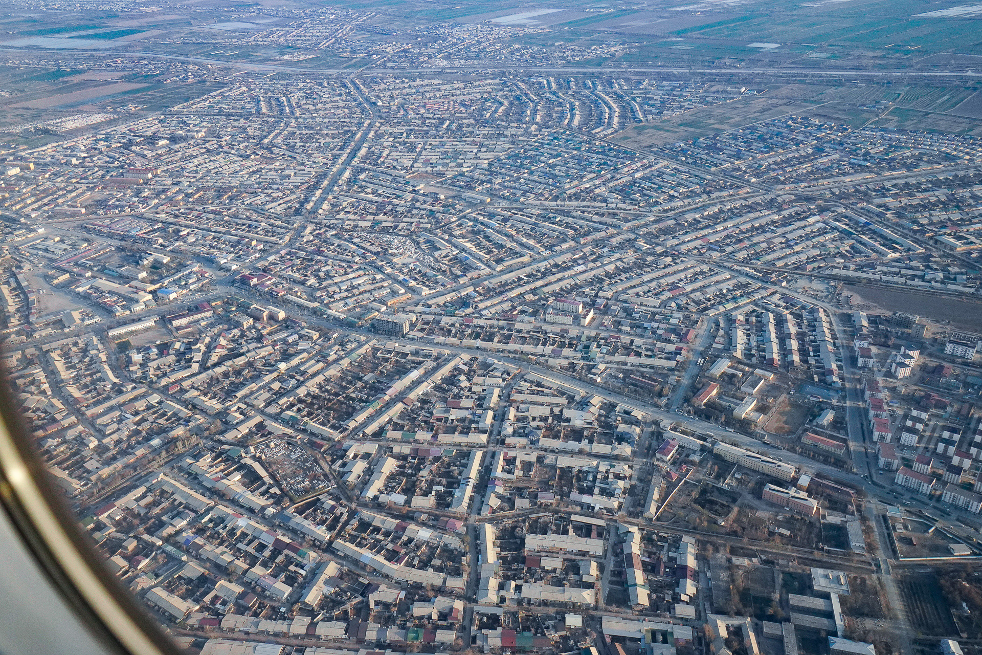 ヒヴァの街が見えてきた。低層の住居が整然と並んでいる