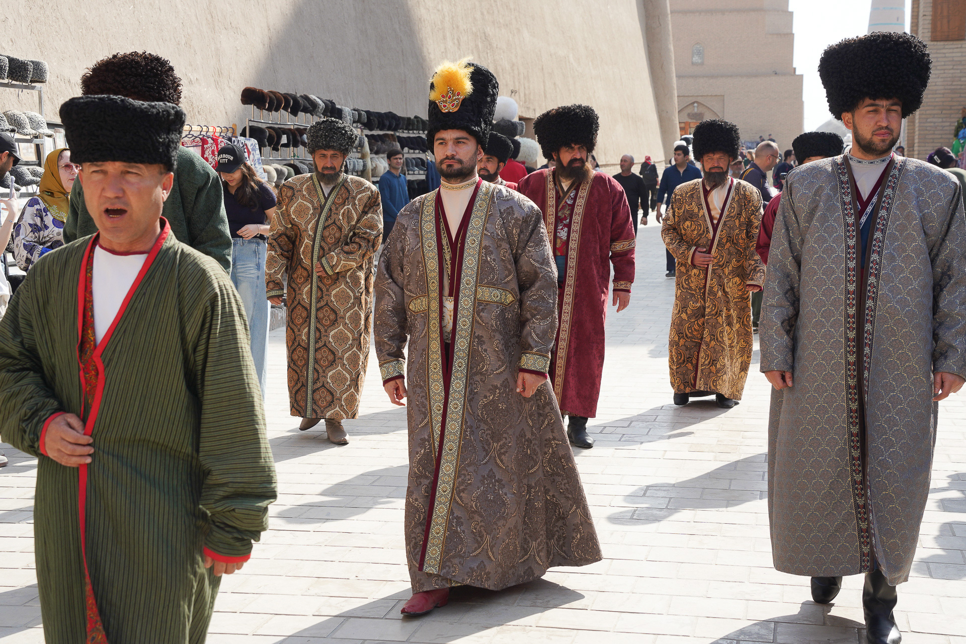 隊列が通りを練り歩く