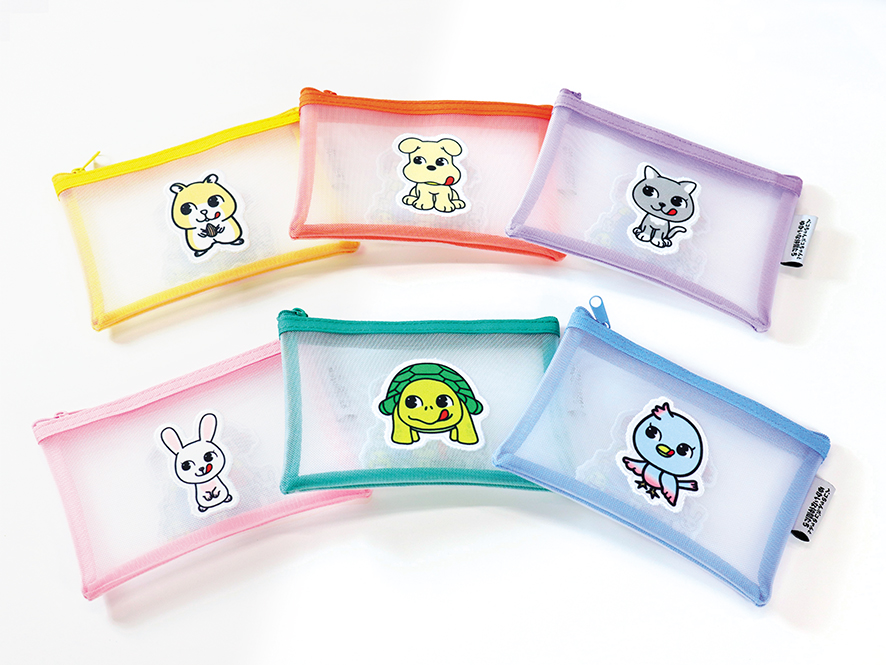 新キャラデザインの「ステーショナリーメッシュポーチ」全6種。各キャラクターのワッペンがついている