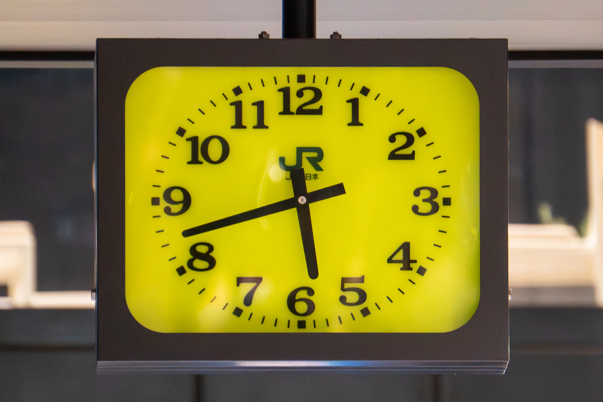 御茶ノ水駅の改札前に設置されている「みどりの駅時計」