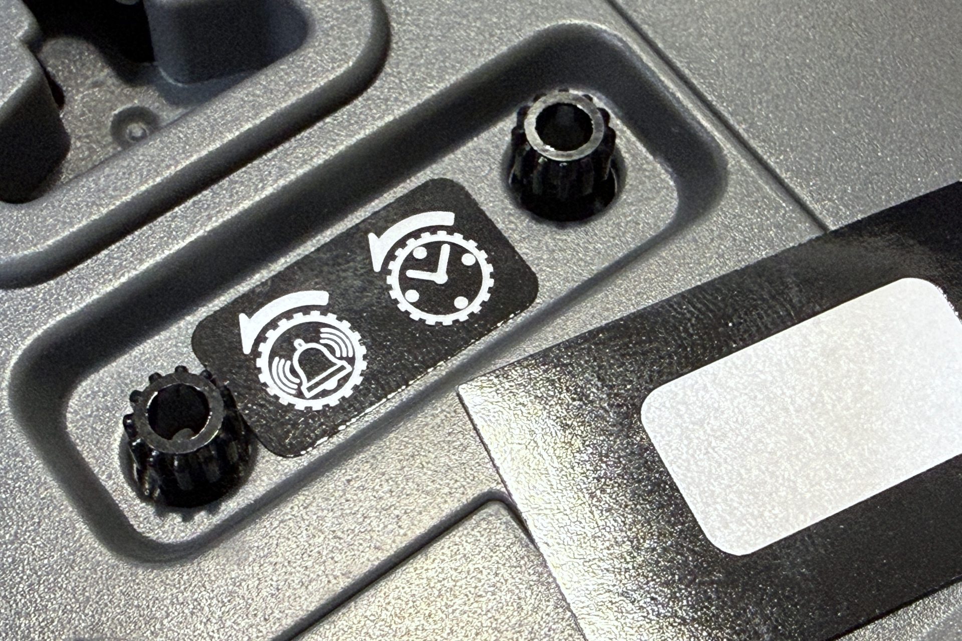 アラームセット用のダイヤルは左側。付属のシールを貼ると分かりやすい