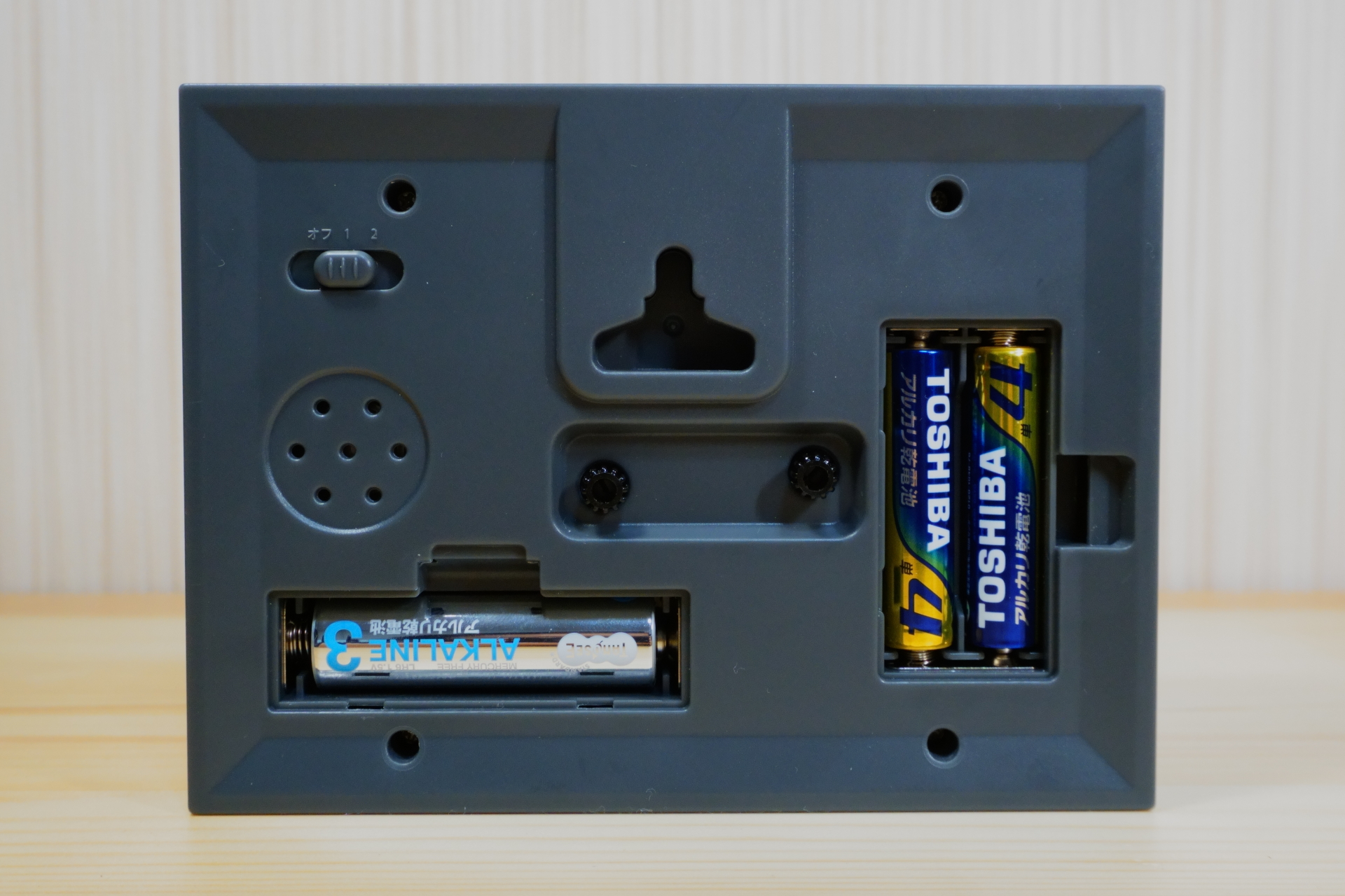 単3形乾電池1本と単4形乾電池2本を別途用意しよう