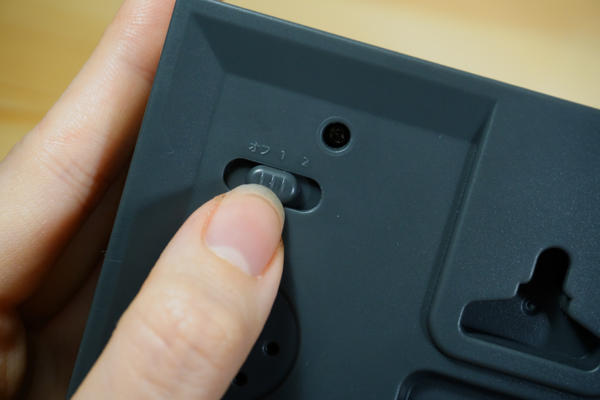 背面のスイッチで、アラームなし、発車ベル1（高音）、発車ベル2（低音）を切り替えられる