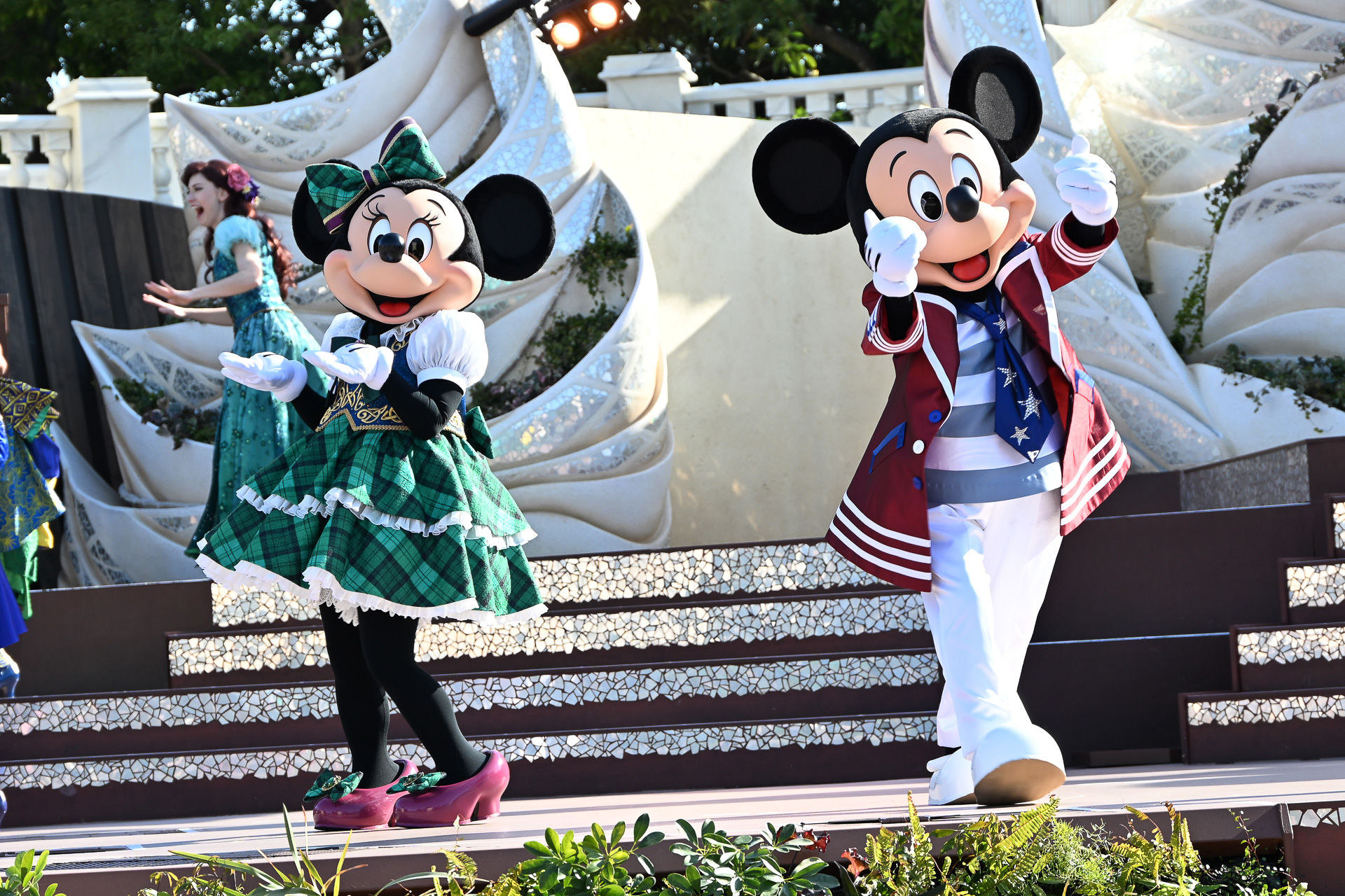 バラエティに富んだ音楽や衣装が見どころのショーを展開！