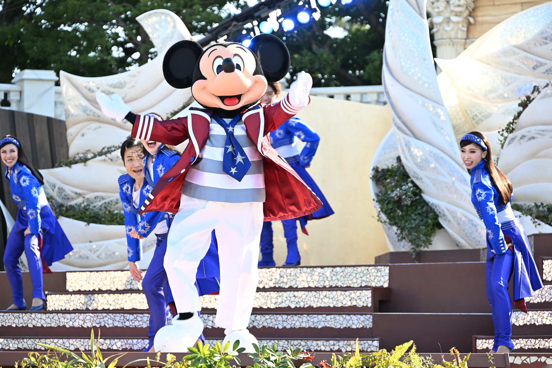 ミッキーマウスが登場し祭典がスタート！