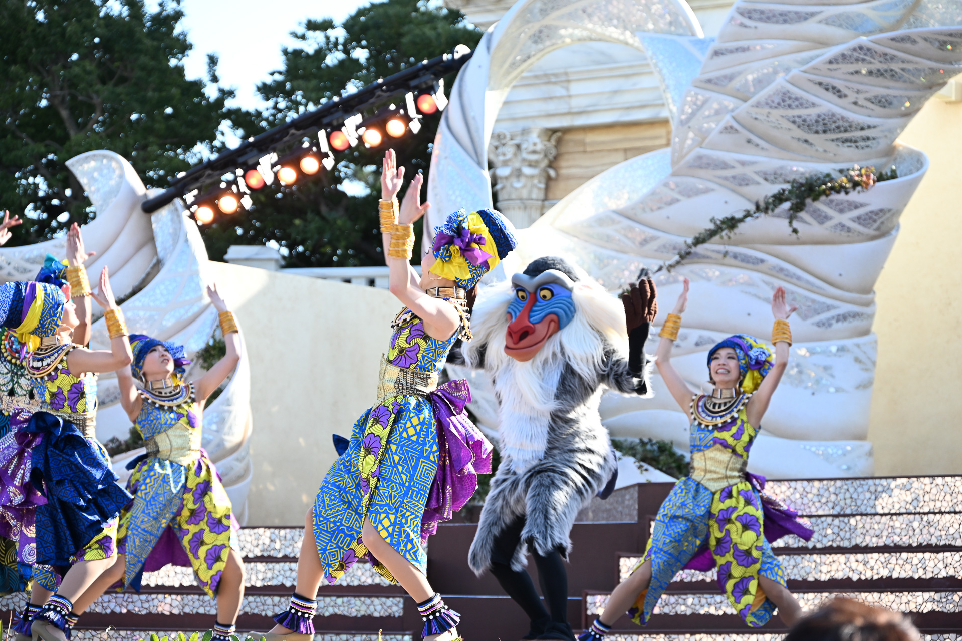 ラフィキやチップとデールが大地を感じる音楽を披露！