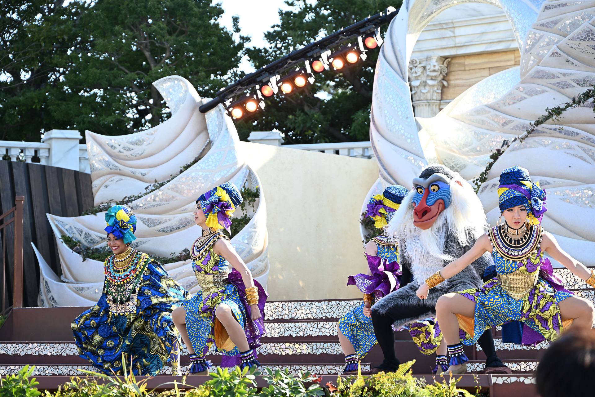 ラフィキやチップとデールが大地を感じる音楽を披露！