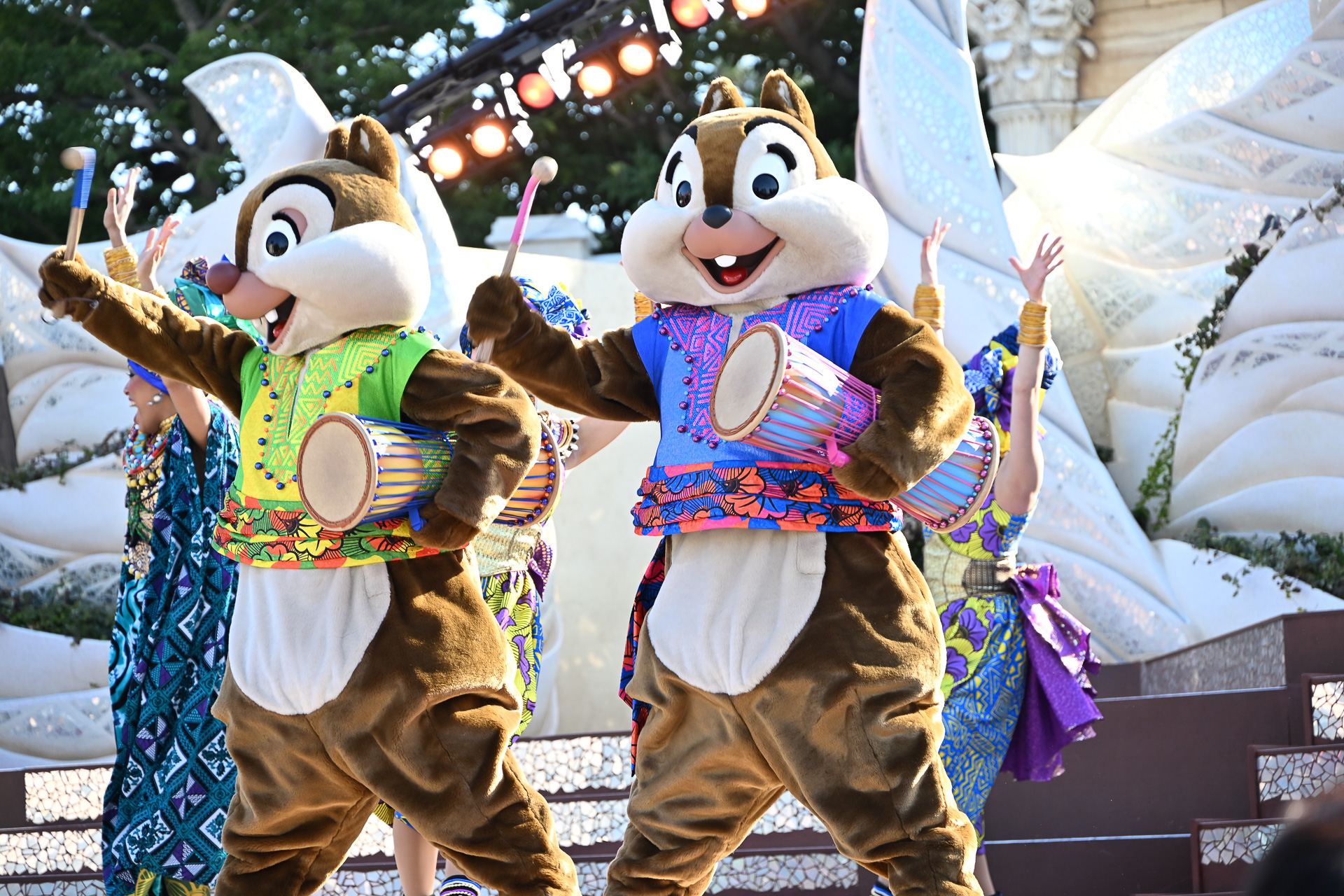 ラフィキやチップとデールが大地を感じる音楽を披露！