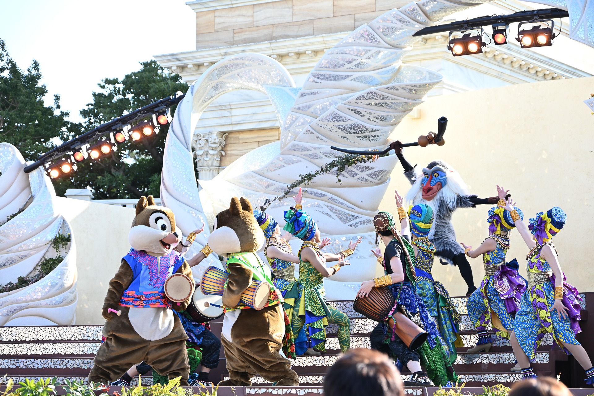 ラフィキやチップとデールが大地を感じる音楽を披露！