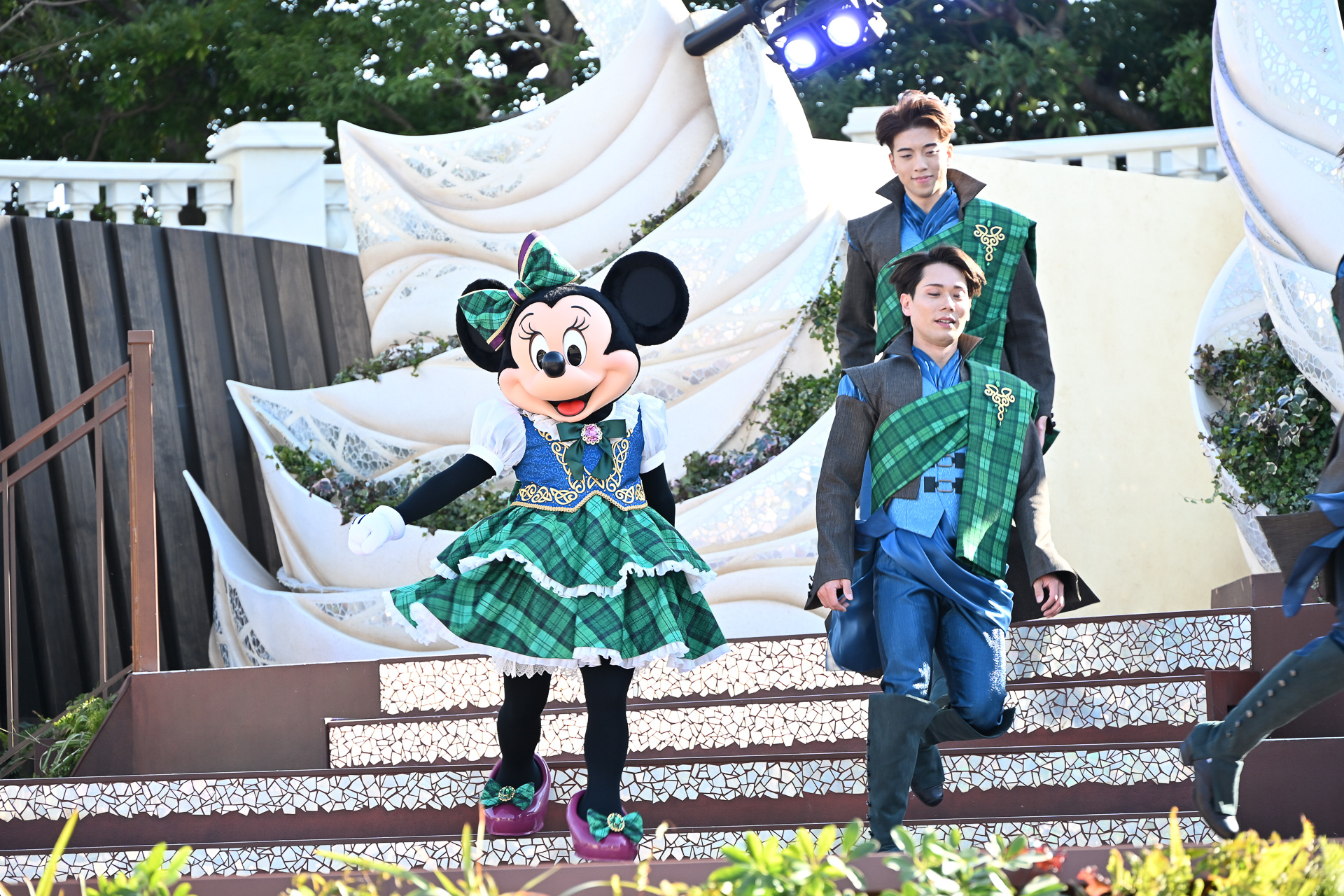 ミニーマウスはチェックの衣装で、華麗なステップでステージを盛り上げる