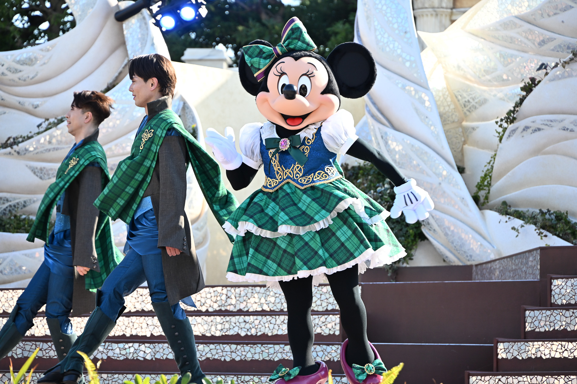ミニーマウスはチェックの衣装で、華麗なステップでステージを盛り上げる
