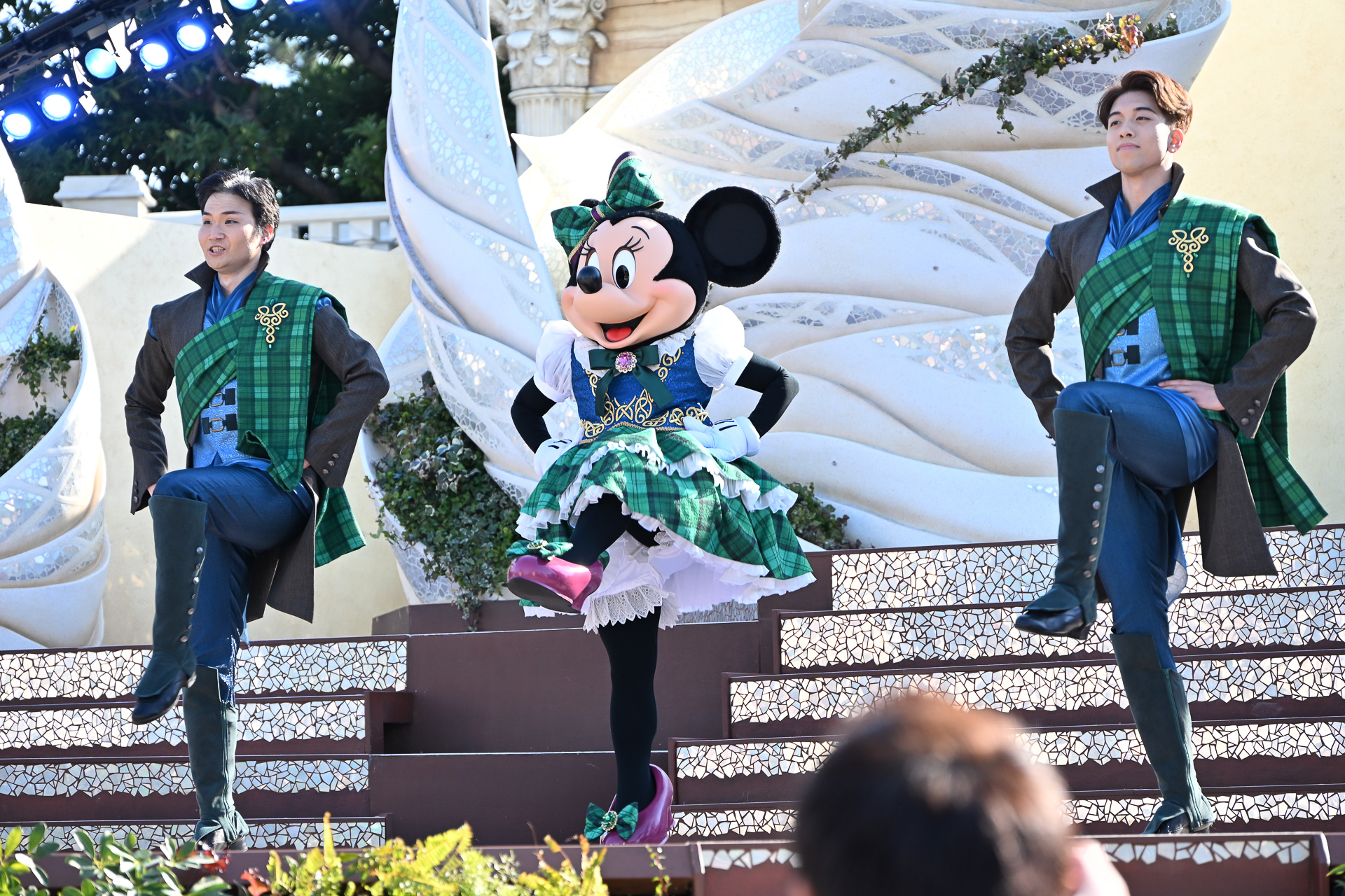 ミニーマウスはチェックの衣装で、華麗なステップでステージを盛り上げる