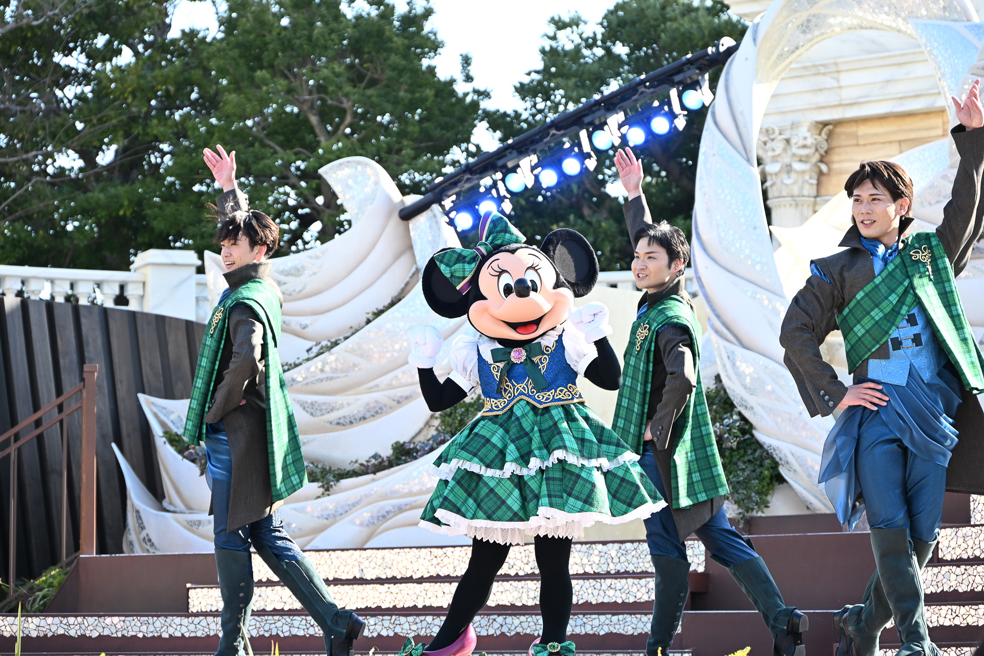 ミニーマウスはチェックの衣装で、華麗なステップでステージを盛り上げる