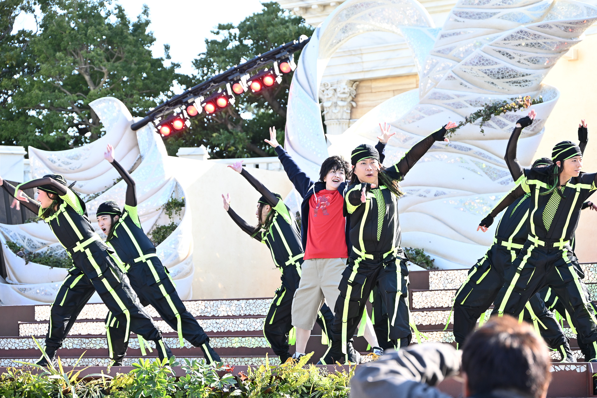 「ベイマックス」のヒロは和の雰囲気感じるステージ！　フラッグもはためく