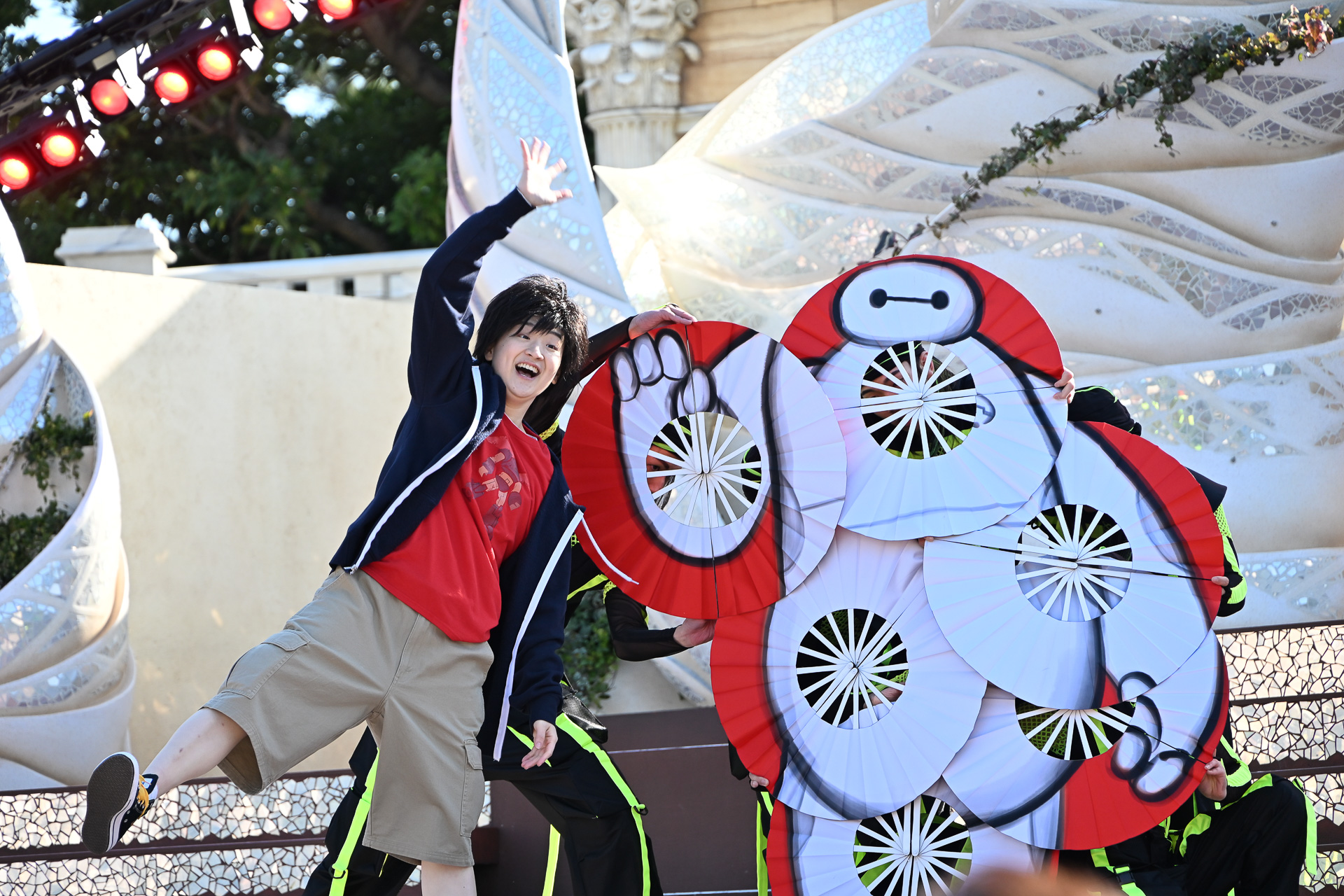 「ベイマックス」のヒロは和の雰囲気感じるステージ！　フラッグもはためく