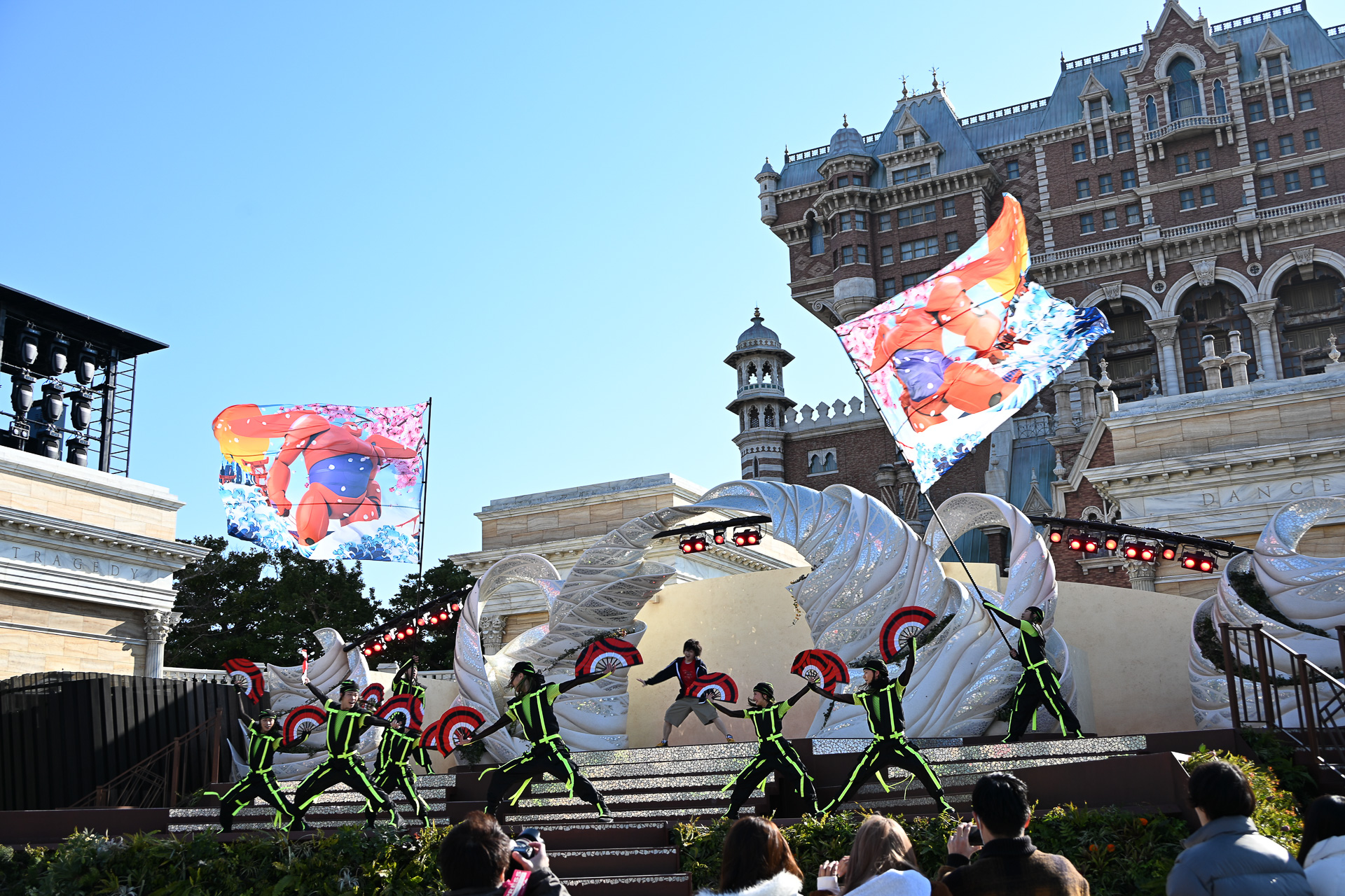 「ベイマックス」のヒロは和の雰囲気感じるステージ！　フラッグもはためく