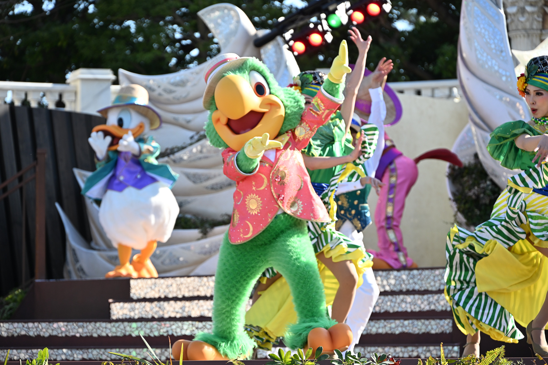 ホセ、パンチート、ドナルドたちはラテンのリズムで盛り上げる