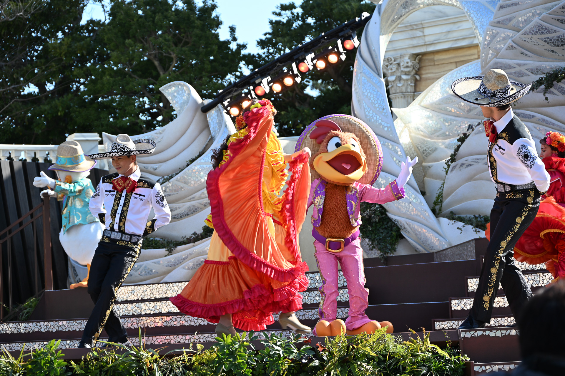 ホセ、パンチート、ドナルドたちはラテンのリズムで盛り上げる