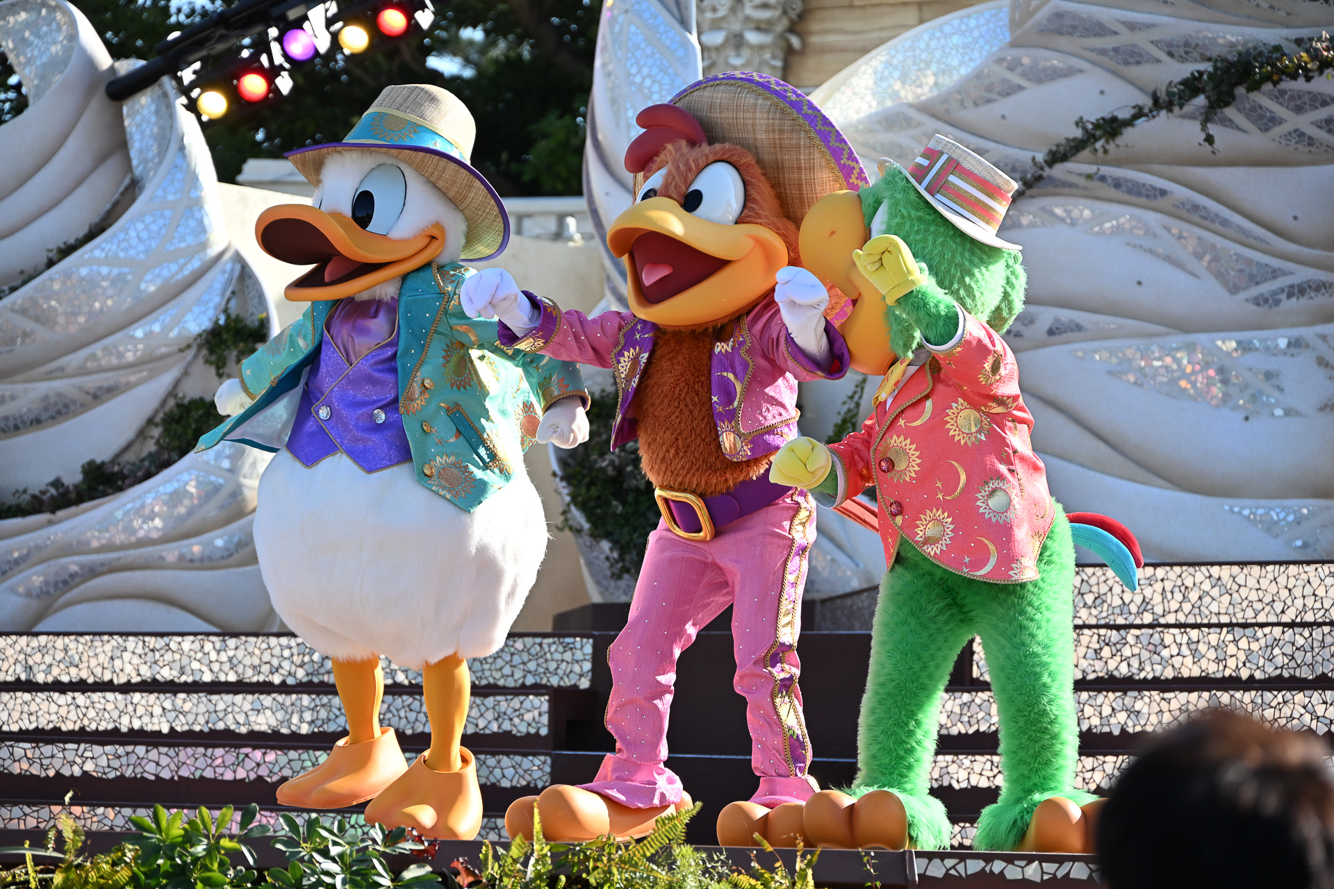 ホセ、パンチート、ドナルドたちはラテンのリズムで盛り上げる