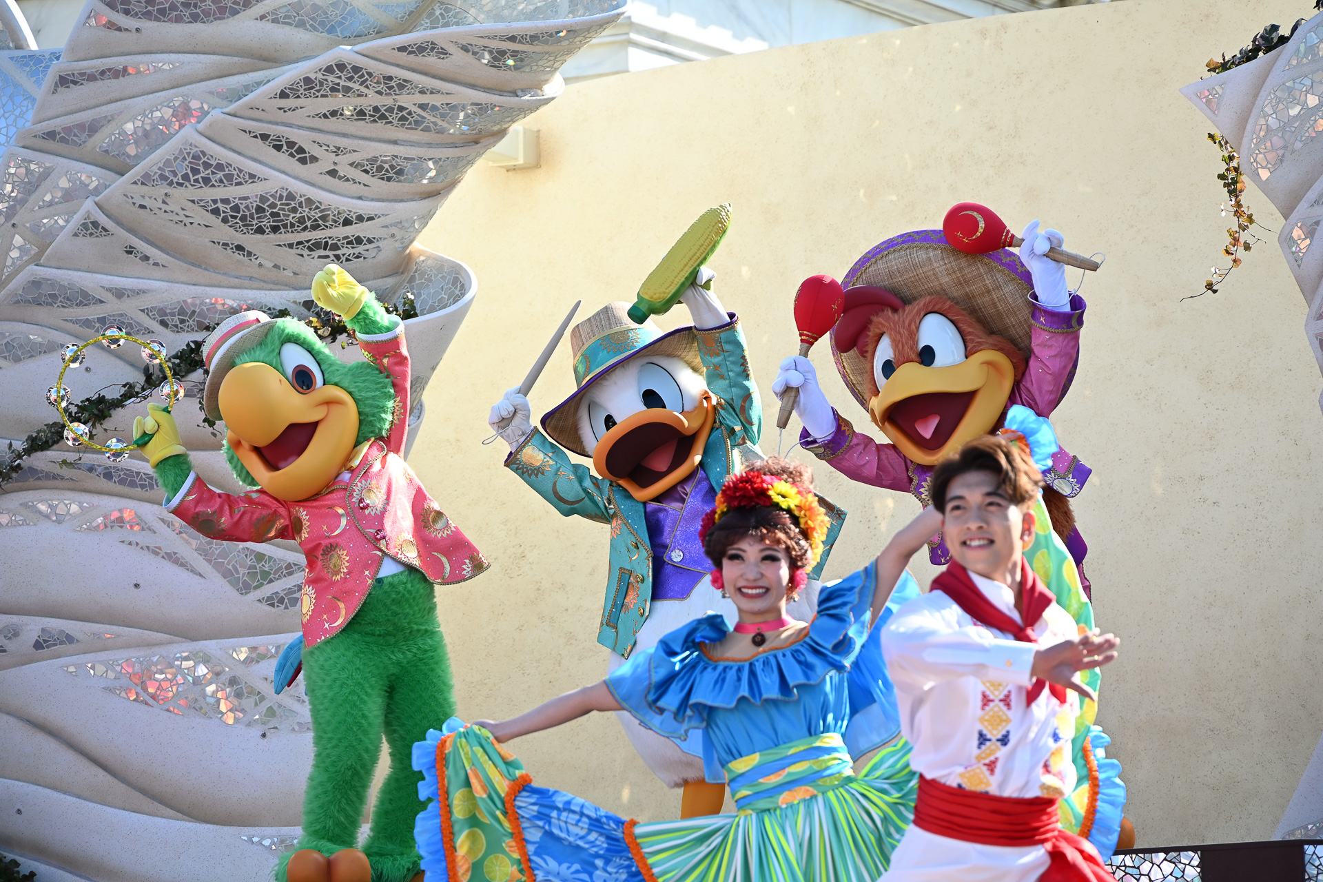 ホセ、パンチート、ドナルドたちはラテンのリズムで盛り上げる